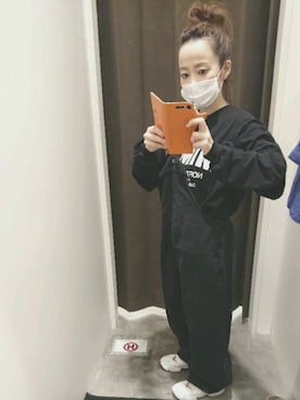 「ナイキスニーカー」｜「アイテム（オールインワン・サロペット）」を使った、MOMOさん（レディース・151cm）の秋コーディネート