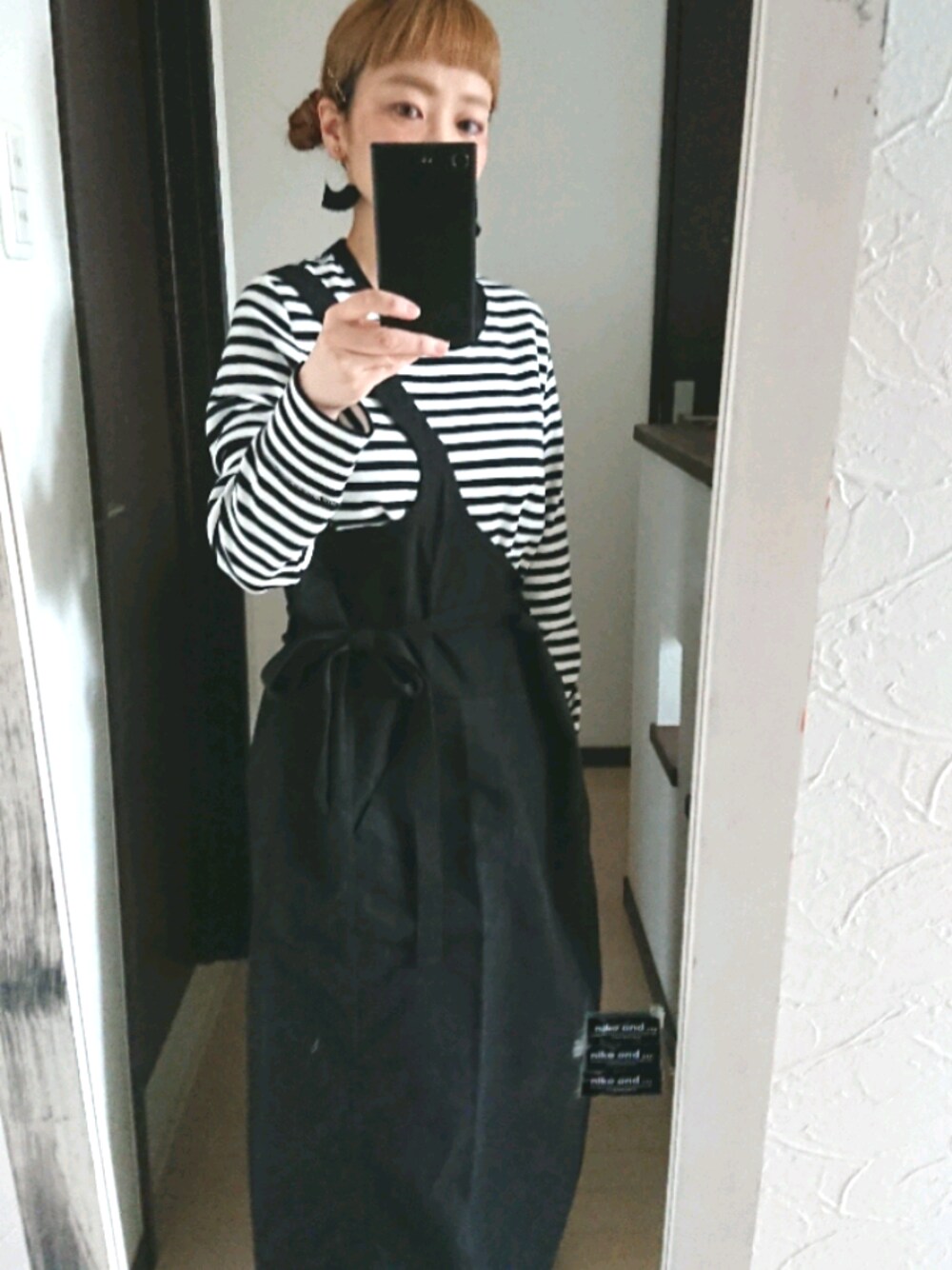 ブラック系のTシャツ/カットソー、ブラック系のワンピース/ドレスを着用したレディースの春コーディネートの1枚目の写真