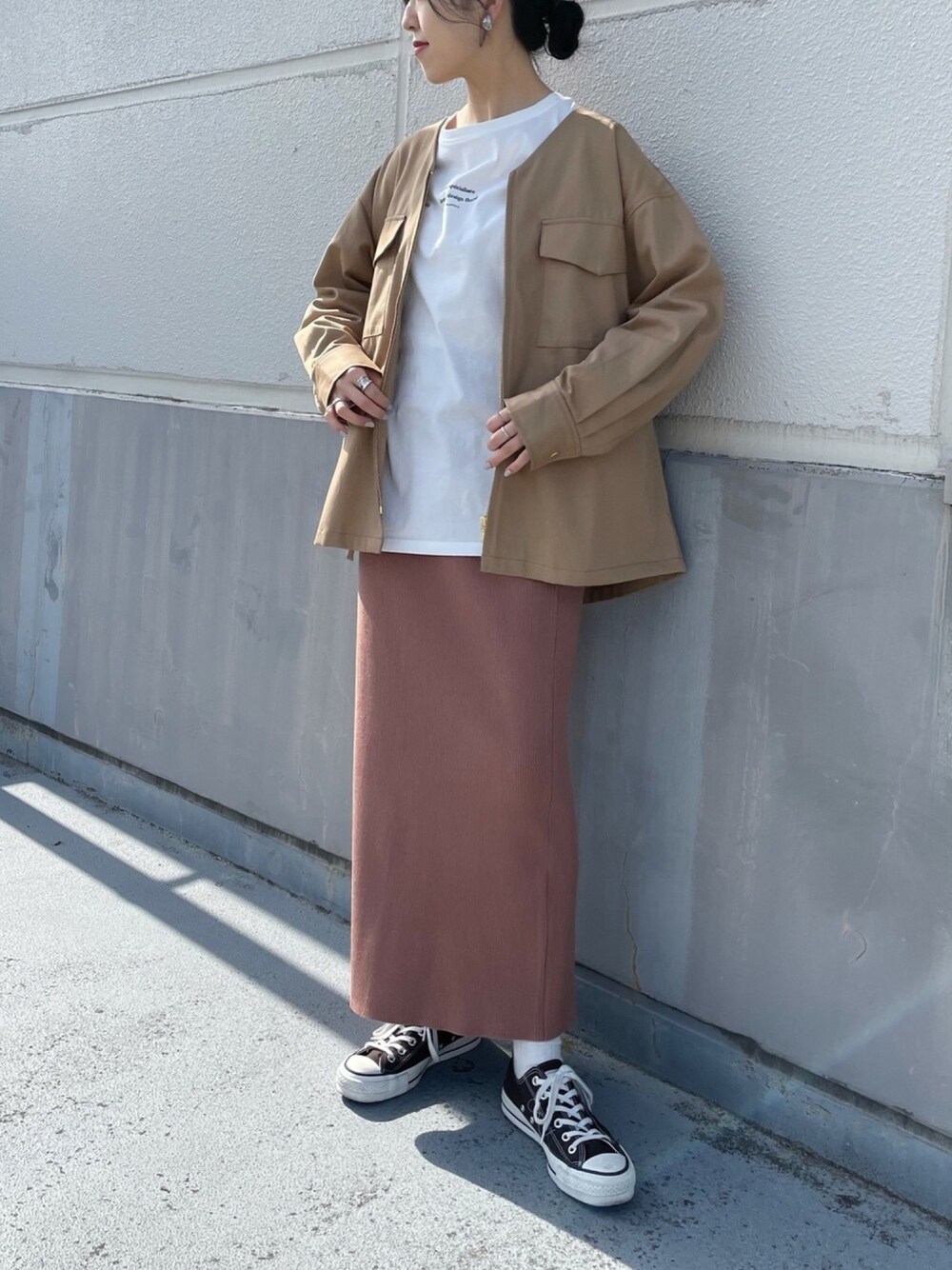 「コンバース、春コーデ、オトナカジュアル、スカート、ノーカラージャケット、プリントT、ニットスカート、ピンク、LEPSIM、春カラー」｜「LEPSIMのplanticaロゴT　928780（Tシャツ/カットソー、ホワイト系）」を使った、みくみょんさん（レディース・159cm）の春コーディネートの1枚目の写真