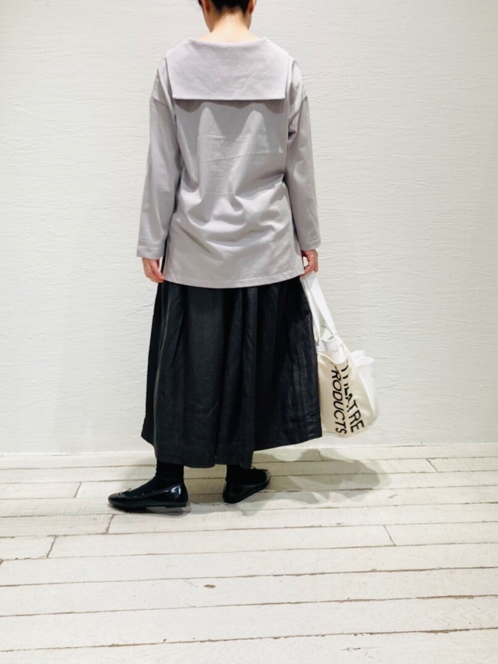 「ラクチンコーデ、セーラーカラー、リラックススタイル、オトナ女子、デニムスタイル、デニムスカート、30代コーデ、THEATER PRODUCTS、pualcecin、du noir」｜「PUAL CE CINの【Du noir】セーラーカラーTシャツ（Tシャツ/カットソー、グレー系）」を使った、9nikoさん（レディース・162cm）の春コーディネートの1枚目の写真