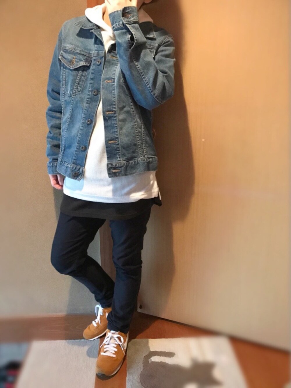 ブルー系のデニムジャケット、ホワイト系のTシャツ/カットソー、ブラック系のTシャツ/カットソーを着用したメンズの春コーディネートの1枚目の写真