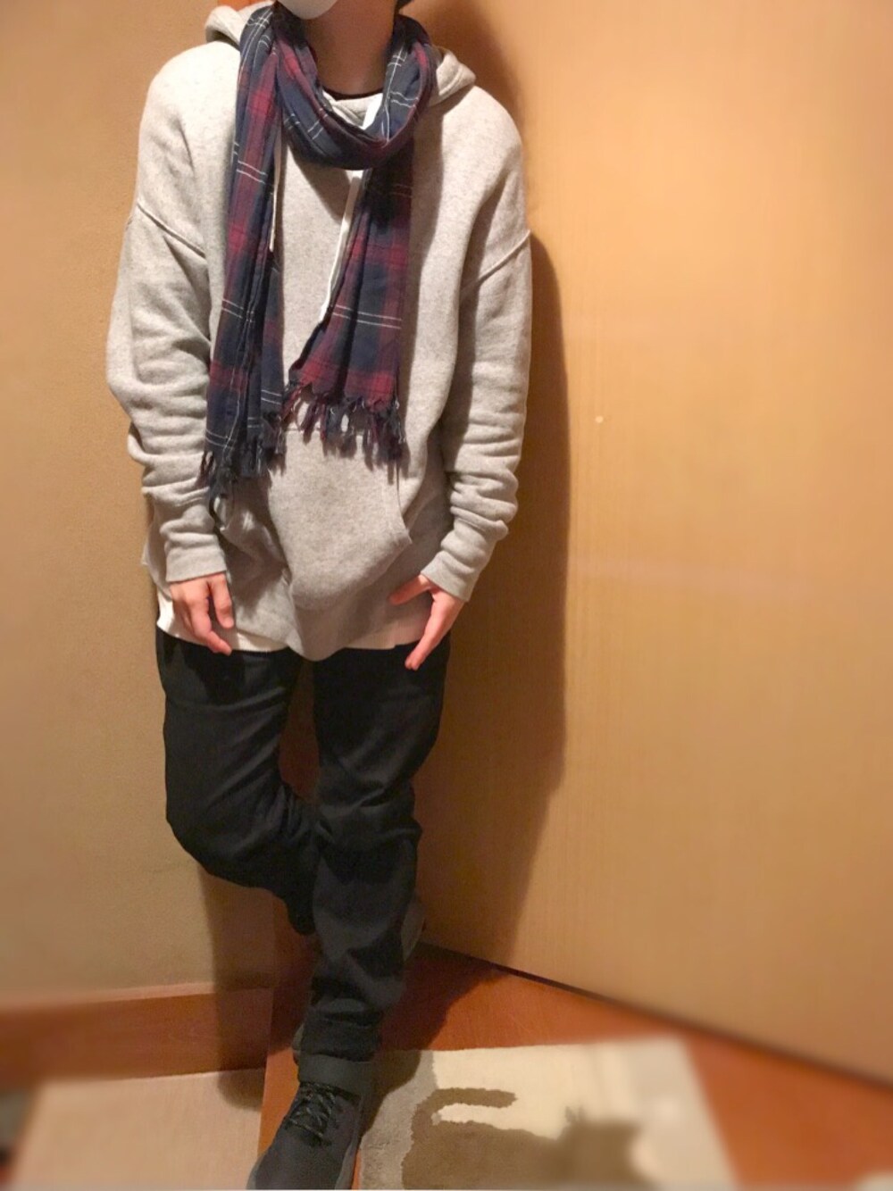 グレー系のパーカー、ホワイト系のTシャツ/カットソー、ブラック系のチノパンツを着用したメンズの春コーディネートの1枚目の写真