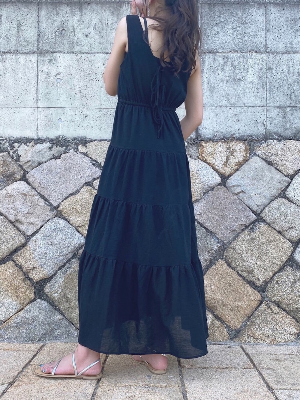 「ワンピース、夏コーデ、フーズフーチコ(who's who Chico)、who's who chico、NICOLAS LAINAS、ニコラスライナス、ビーチサンダル、ブラックコーデ、ワンピース 黒、シンプルコーデ」｜「Chicoのバックリボンティアードワンピース（ワンピース、ブラック系）」を使った、りなさん（レディース・162cm）の夏コーディネートの1枚目の写真