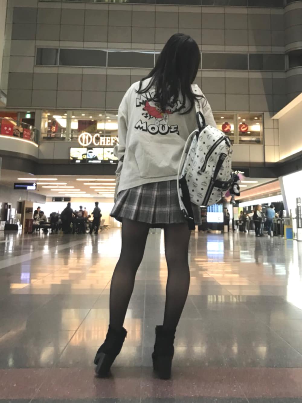 「休日スタイル、ロデオクラウンズ、ミッキー、羽田空港、ミリタリージャケット、カジュアルコーデ、今日のコーデ、おでかけ」｜「Rodeo Crownsのアイテム（ミリタリージャケット、ベージュ系）」を使った、MIUさん（レディース・153cm）の春コーディネートの1枚目の写真
