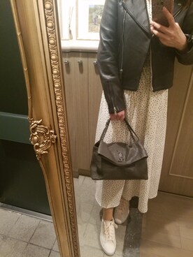 「ワンピース×スニーカー」｜「アイテム（ライダースジャケット）」を使った、RIEさん（レディース・163cm）の春コーディネート
