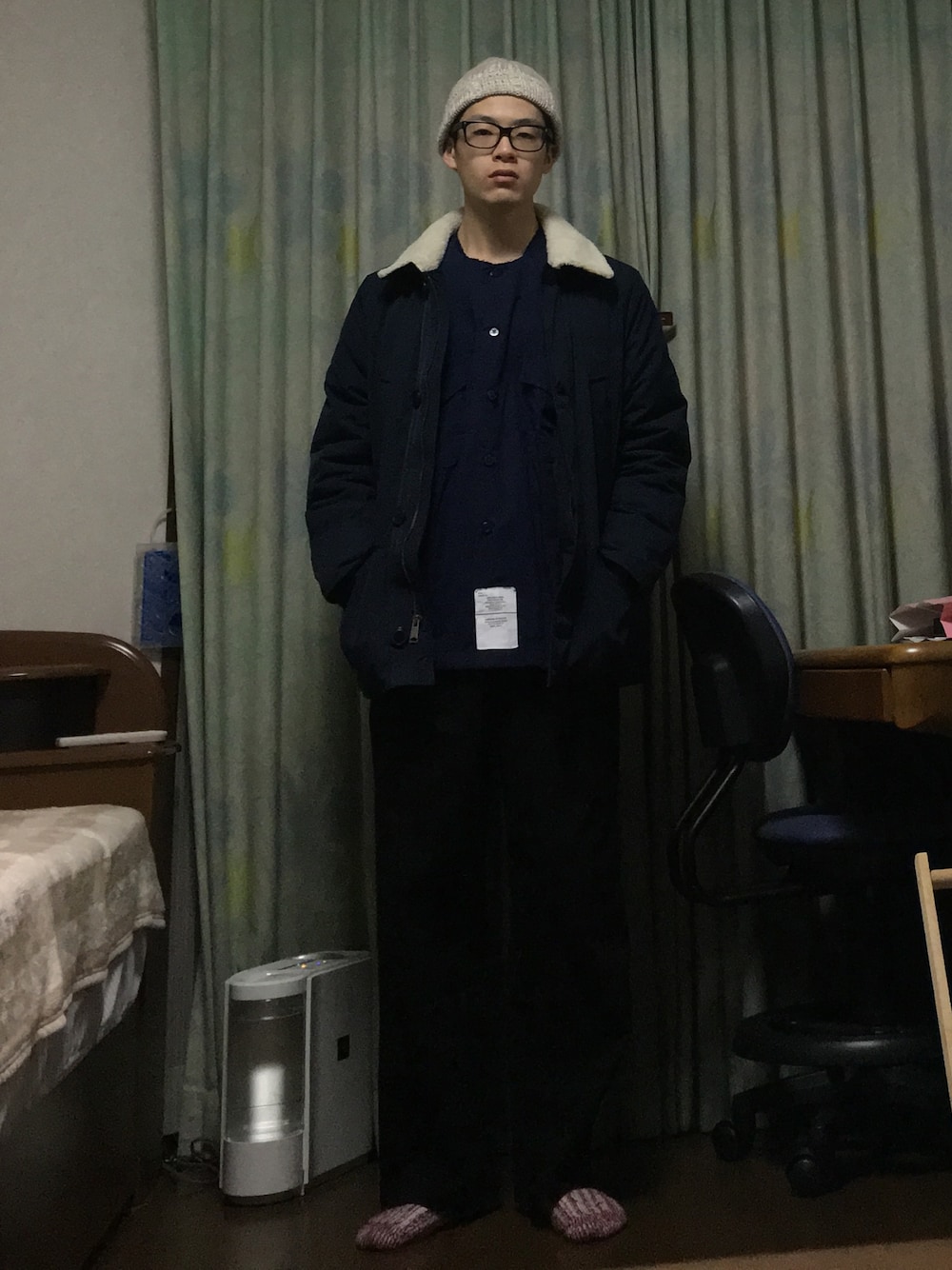 「男臭い、ワイドパンツ、ミリタリー、ネイビー、ノーカラーシャツ、ダウンジャケット」｜「Revo.のスパンツイルワイドパンツ（その他パンツ、ブラック系）」を使った、もりっちさん（メンズ・168cm）の冬コーディネートの1枚目の写真