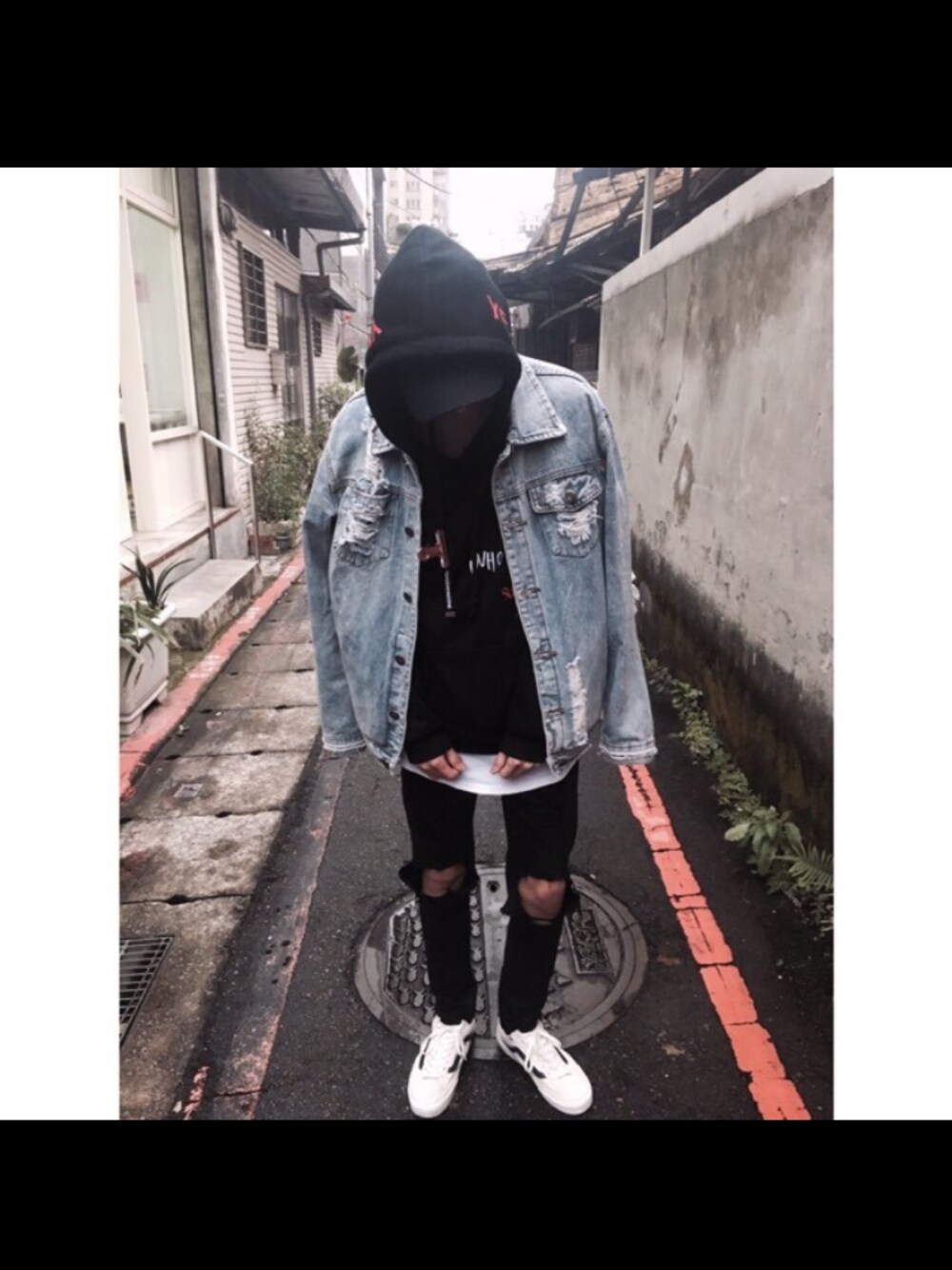 「VANSのアイテム（スニーカー、ホワイト系）」を使った、陳尊鴻さん（メンズ・170cm）の春コーディネートの1枚目の写真