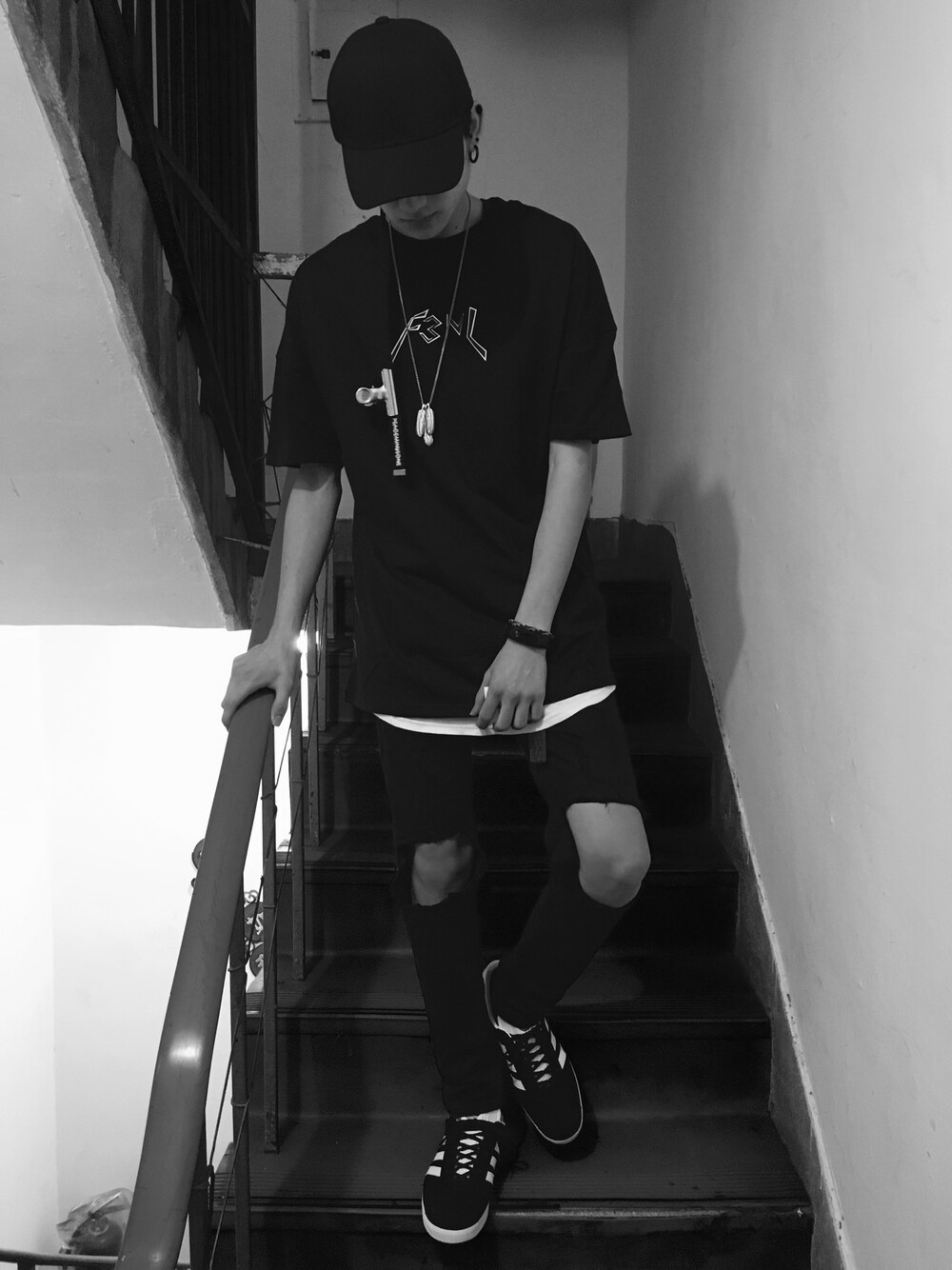 「adidasのアイテム（スニーカー、ブラック系）」を使った、陳尊鴻さん（メンズ・170cm）の夏コーディネートの1枚目の写真
