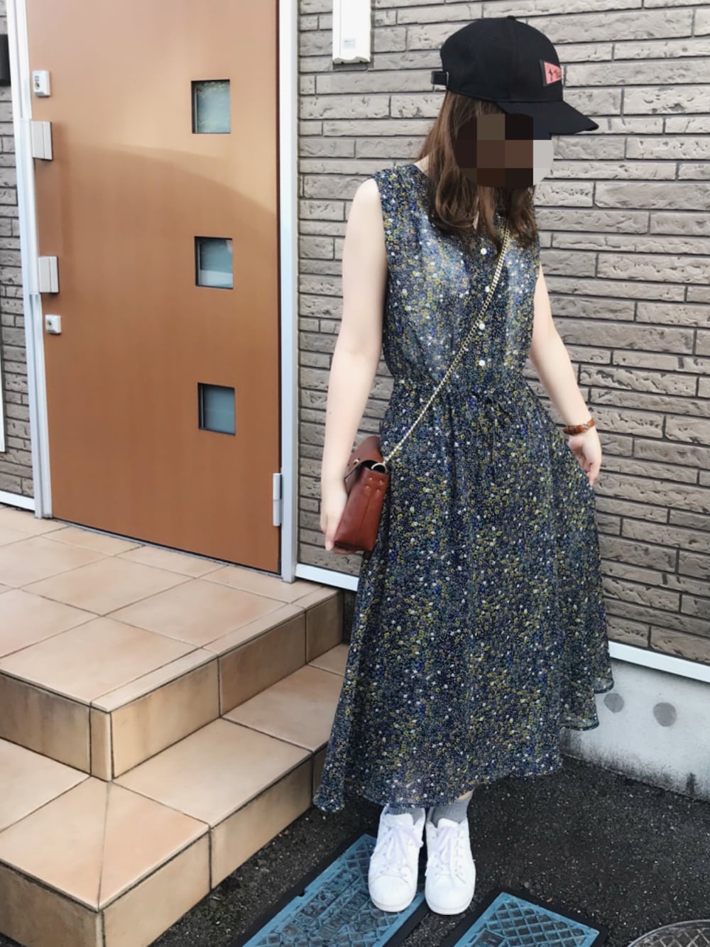 「ワンピース、花柄ワンピース、ロングワンピース、ワンピース×スニーカー、キャップ、夏、きれいめカジュアル、ノースリーブ、休日スタイル、低身長」｜「w closetのアソート柄シフォンノースリワンピース（ワンピース/ドレス、その他）」を使った、you copyさん（レディース・156cm）の夏コーディネートの1枚目の写真