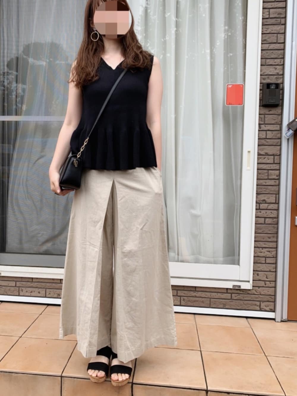 「休日スタイル、オトナカジュアル、リラックススタイル、低身長、ぺプラムトップス、ワイドパンツ、楽チンコーデ、大人コーデ、リネン、リネンパンツ」｜「URBAN RESEARCHのペプラムノースリーブニット（ニット/セーター、ブラック系）」を使った、you copyさん（レディース・155cm）の夏コーディネートの1枚目の写真