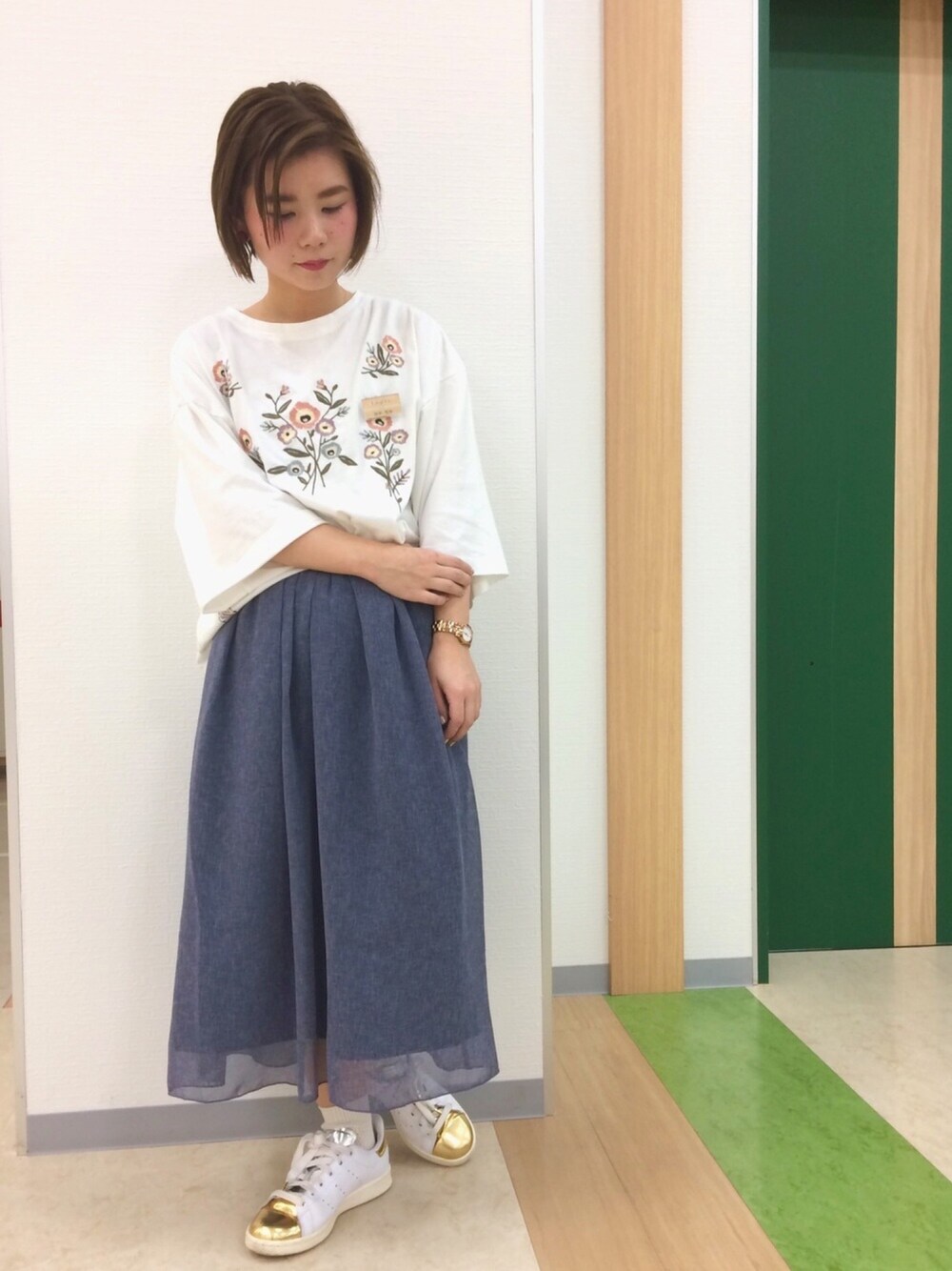 ホワイト系のTシャツ/カットソー、レッド系のスカートを着用したレディースの春コーディネートの1枚目の写真