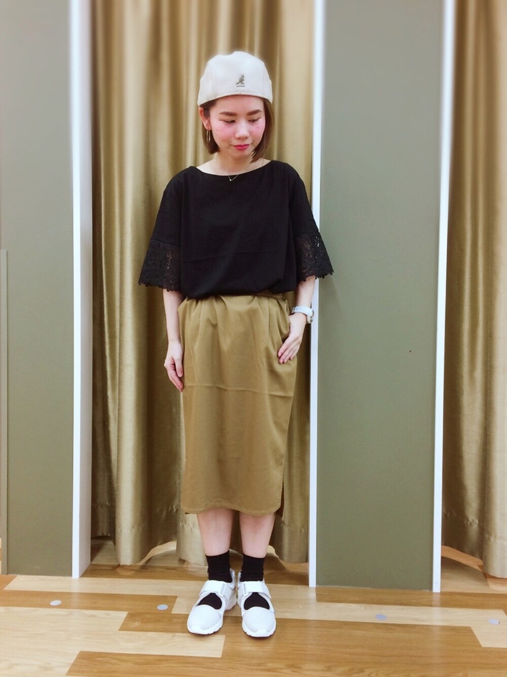 ブラック系のトップス、ベージュ系のスカートを着用したレディースの夏コーディネートの1枚目の写真