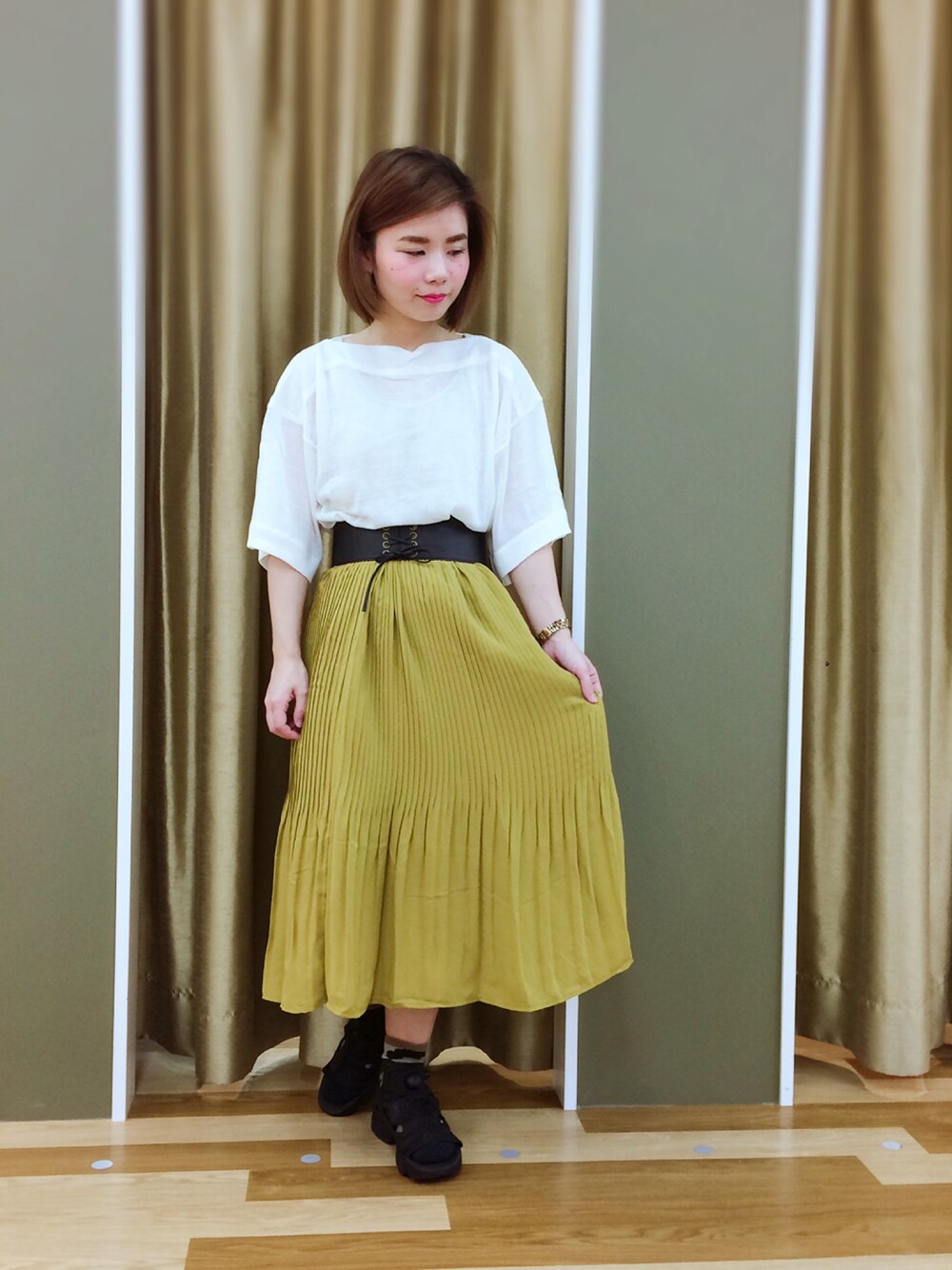 ホワイト系のニット/セーター、イエロー系のスカートを着用したレディースの夏コーディネートの1枚目の写真