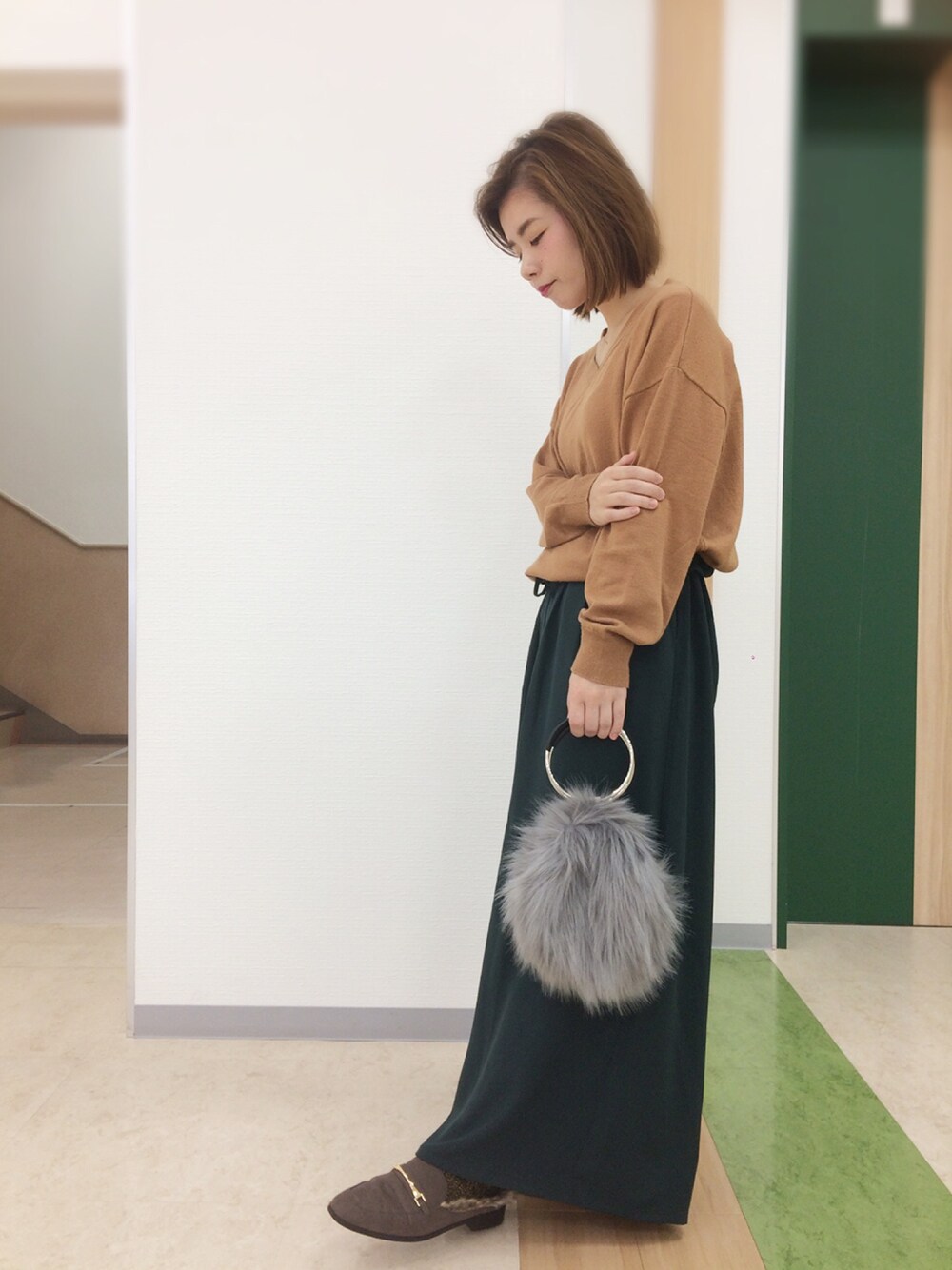イエロー系のニット/セーター、グリーン系のその他パンツ、グレー系のハンドバッグを着用したレディースの秋コーディネートの1枚目の写真