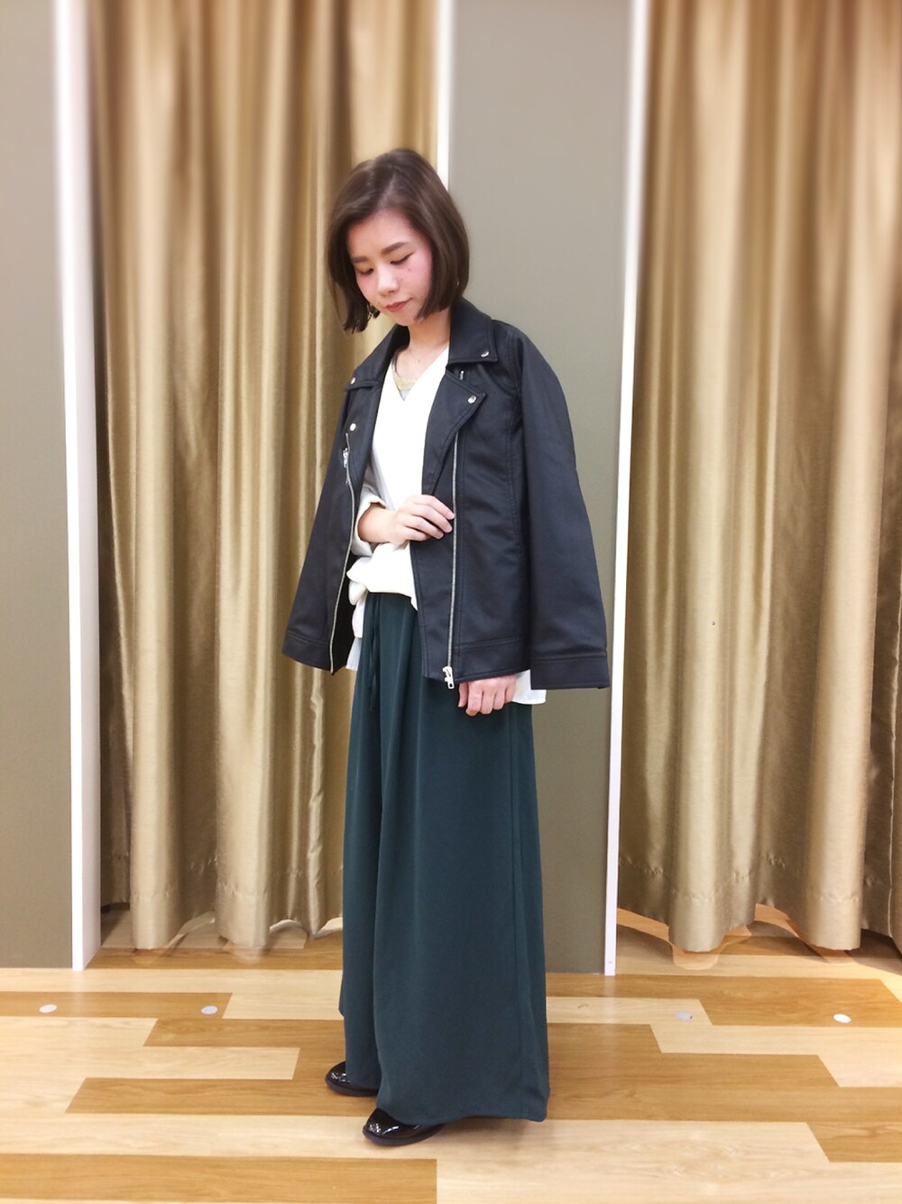 ブラック系のジャケット/アウター、ホワイト系のシャツ/ブラウス、グリーン系のその他パンツを着用したレディースの秋コーディネートの1枚目の写真