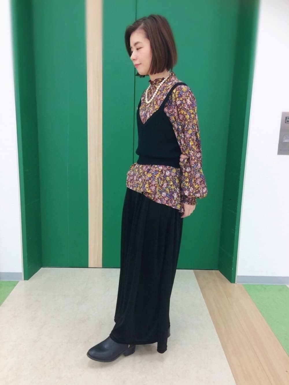 「秋、花柄、ブラウス、黒、ベロア、ワイドパンツ、ベロアパンツ、タイムセール、Green Parks」｜「Green　Parksの・OLIVE SET2点ニットビスチェ×花柄ブラウス（トップス、レッド系）」を使った、TopicRさん（レディース・150cm）の秋コーディネートの1枚目の写真