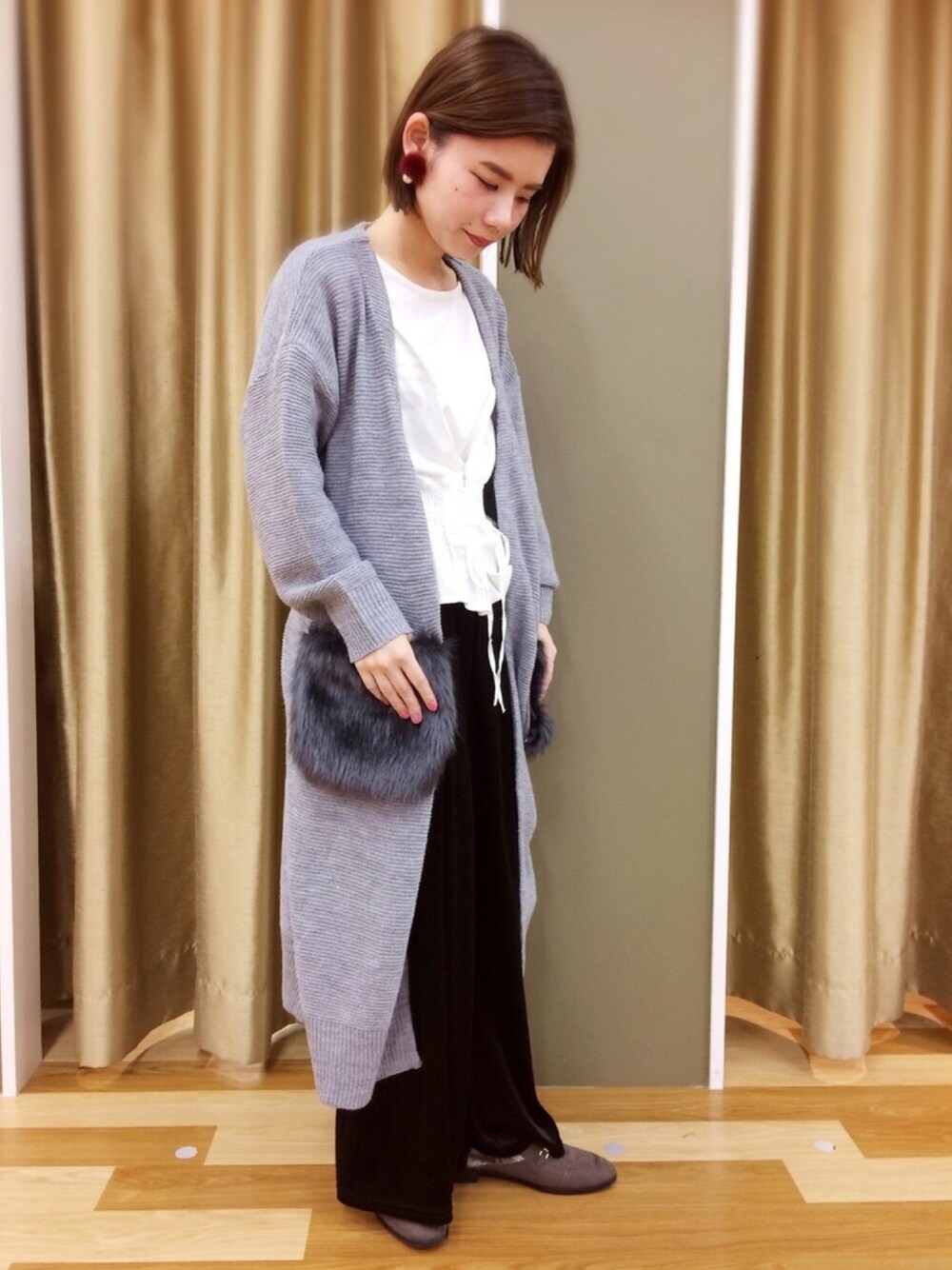 グレー系のカーディガン/ボレロ、ブラック系のパンツ、ホワイト系のTシャツ/カットソーを着用したレディースの秋コーディネートの1枚目の写真