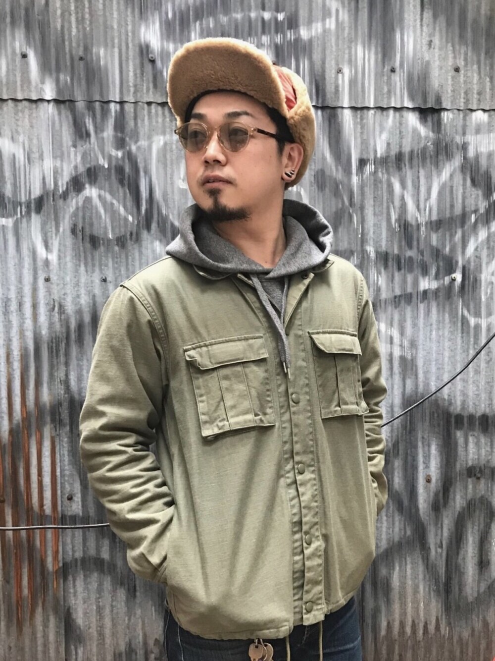 「RADIALL、コーチジャケット、ボアキャップ、耳付き帽子、スケータースタイル、ストリート、ルード、帽子×メガネ」｜「RADIALLのアイテム（ミリタリージャケット、グリーン系）」を使った、マサッヒロさん（メンズ・168cm）の冬コーディネートの1枚目の写真