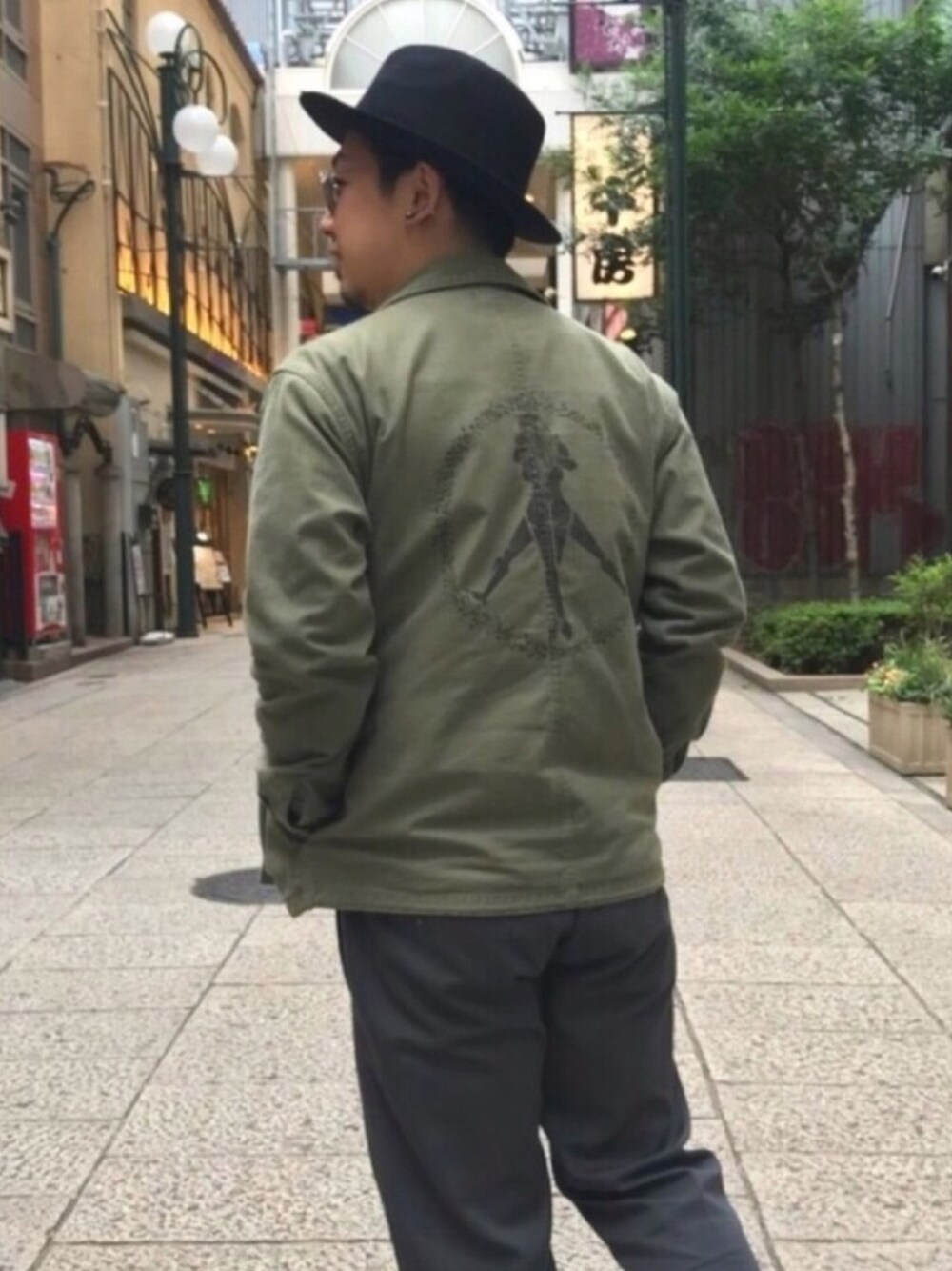 「street、秋冬コーデ、ルード、アメカジ」｜「Dickiesの874ワークパンツ（チノパンツ、グレー系）」を使った、マサッヒロさん（メンズ・168cm）の秋コーディネートの1枚目の写真