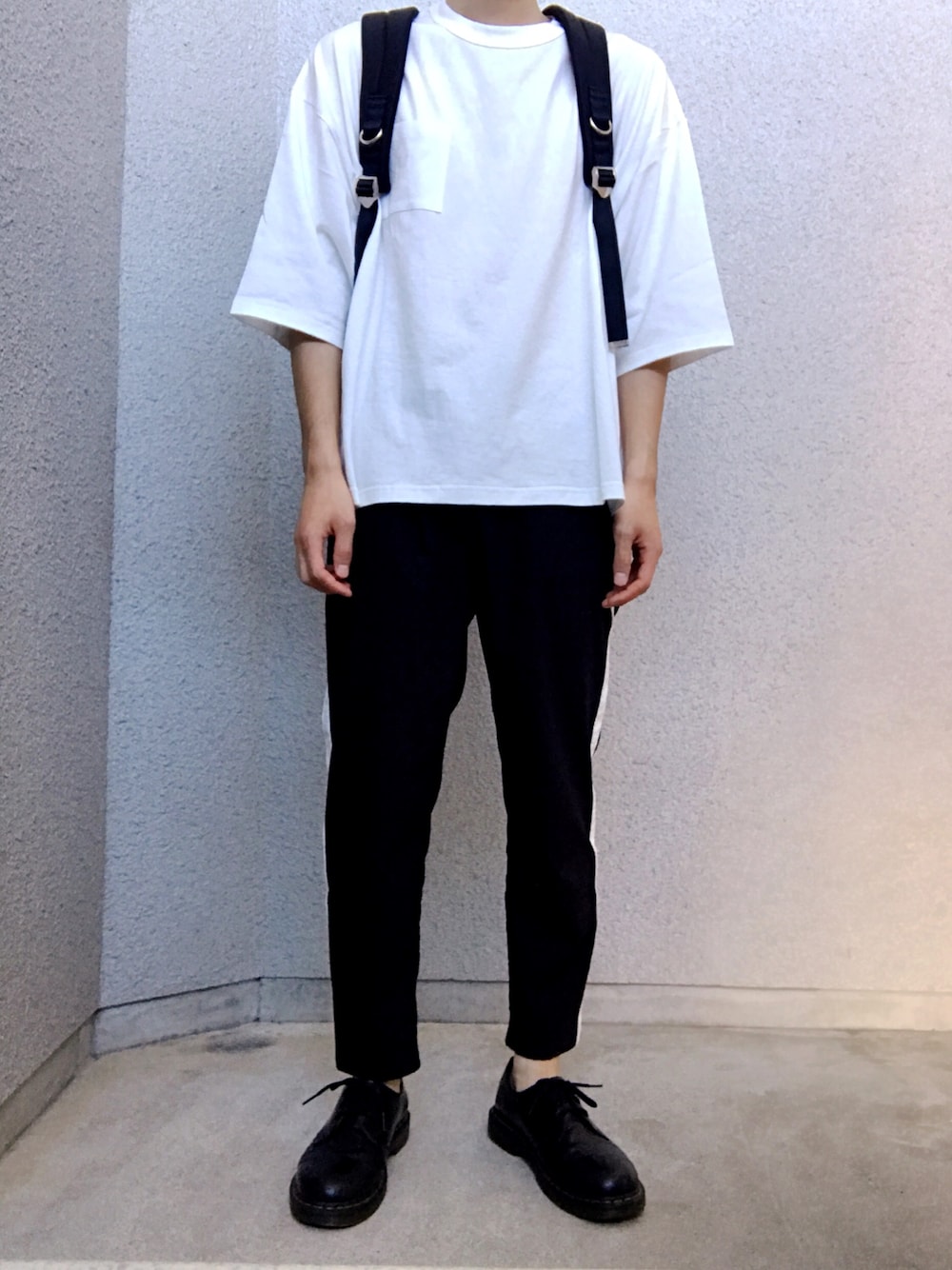 ブラック系のバックパック/リュック、ホワイト系のTシャツ/カットソー、ブラック系のその他パンツを着用したメンズの夏コーディネートの1枚目の写真