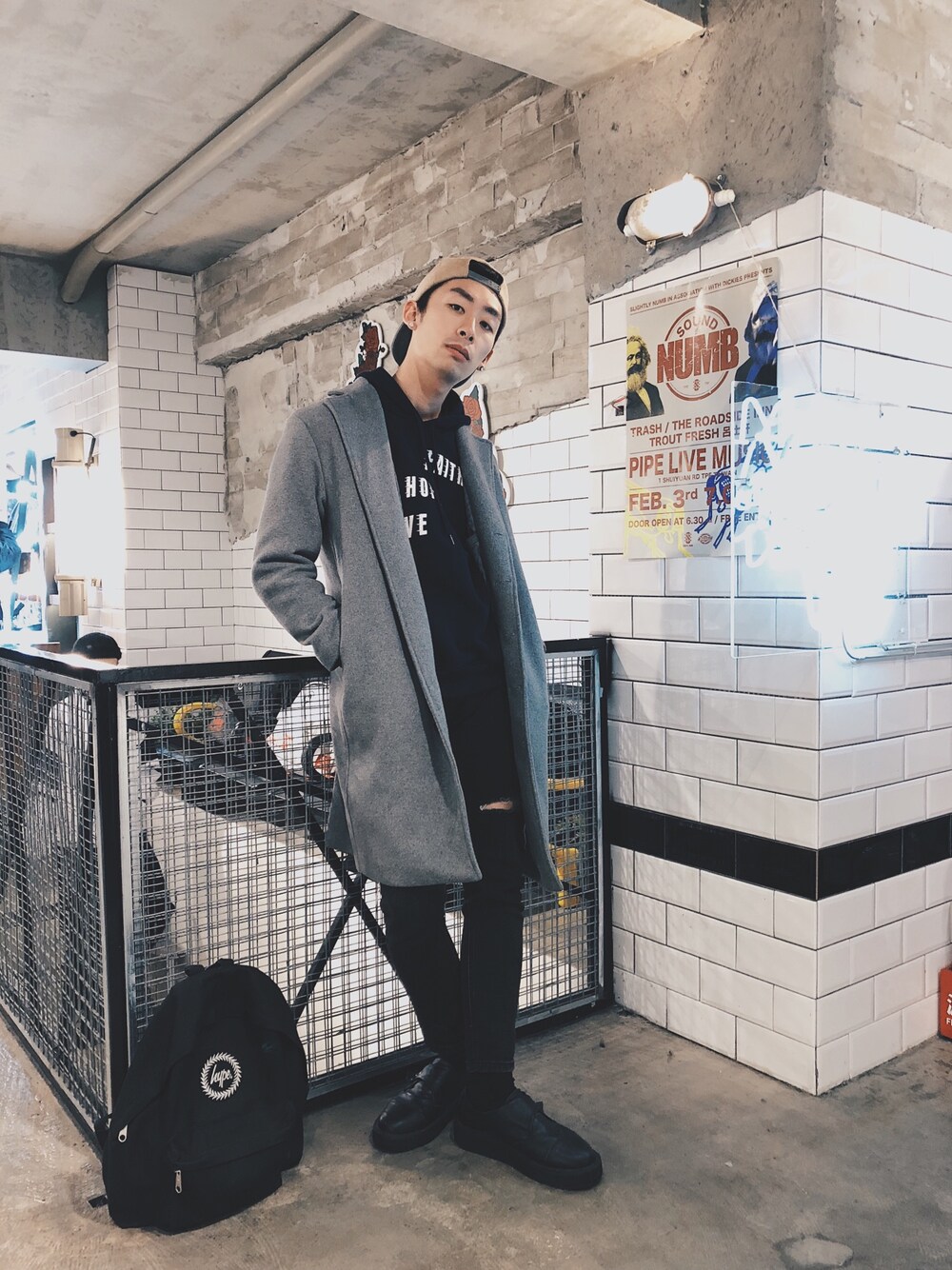 「winter、street、ootd」｜「HYPEのアイテム（バックパック/リュック、ブラック系）」を使った、小潘さん（メンズ・176cm）の冬コーディネートの1枚目の写真