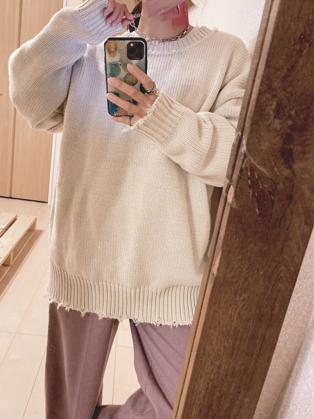 ホワイト系のカーディガン/ボレロ、パープル系のその他パンツ、シルバー系のネックレスを着用したレディースの冬コーディネートの1枚目の写真