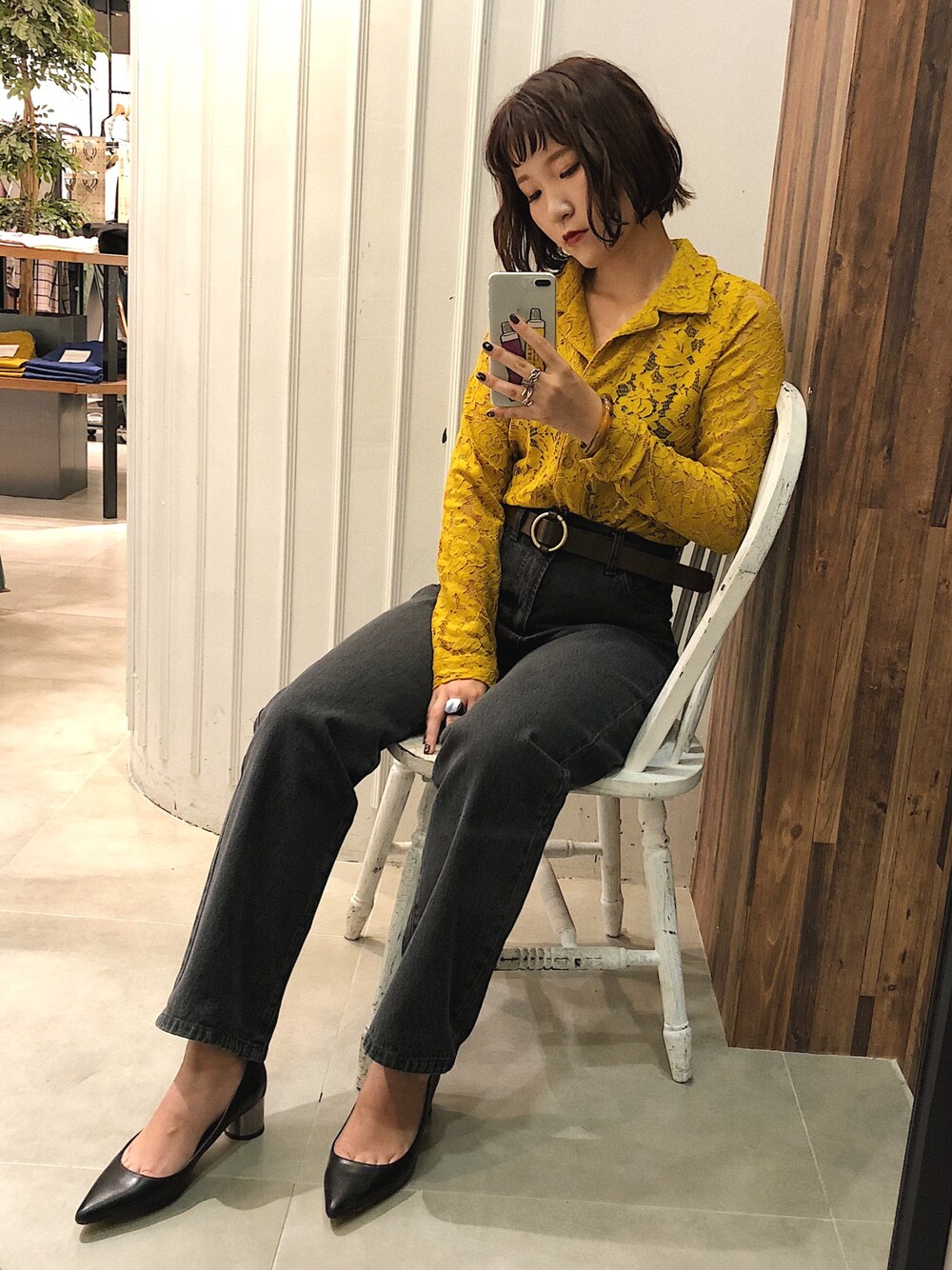 イエロー系のシャツ/ブラウス、ブラック系のデニムパンツ、ブラック系のパンプスを着用したレディースの秋コーディネートの1枚目の写真