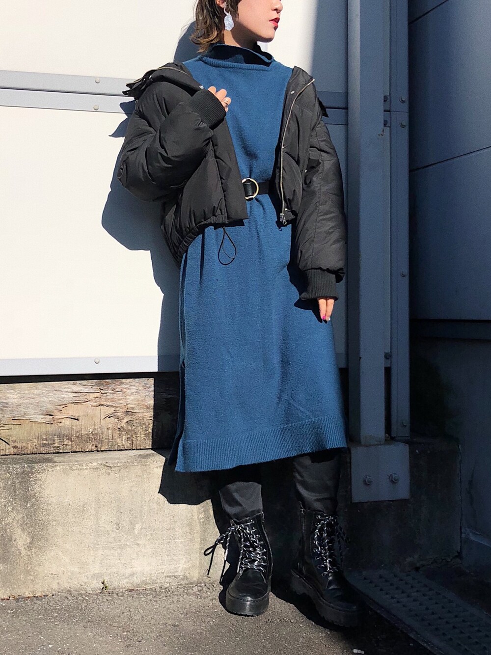 ブルー系のワンピース、ブラック系のブーツ、ブラック系のその他パンツを着用したレディースの冬コーディネートの1枚目の写真