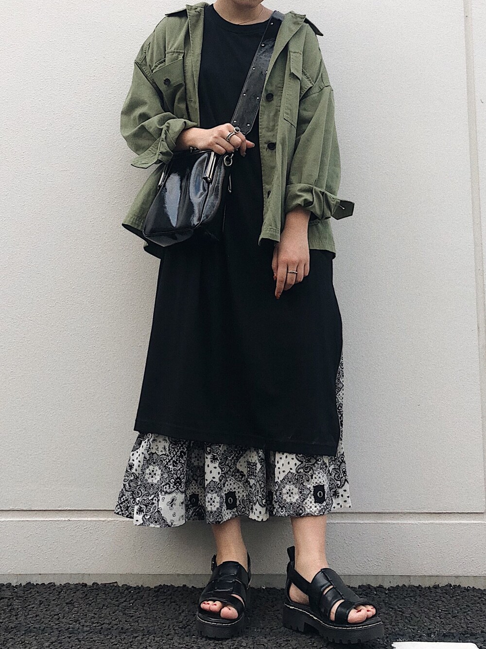 「春夏コーデ、レイヤードスタイル、ワンピース、カットソーワンピース、PAGEBOY、今日のコーデ、ラフ、着回しコーデ、ゆるコーデ、ミニタリー」｜「PAGEBOYのZIP スリットカットワンピース（ワンピース、ブラック系）」を使った、Naoさん（レディース・158cm）の春コーディネートの1枚目の写真