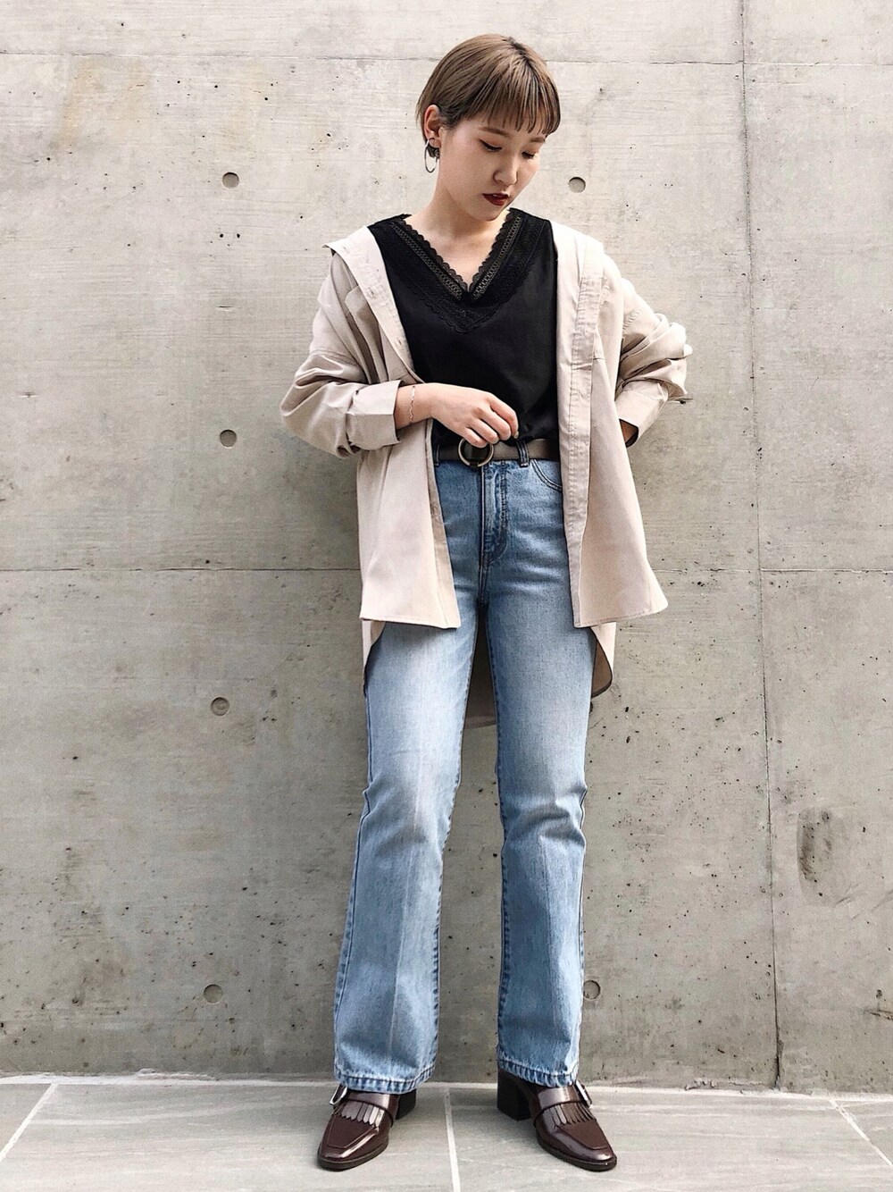 「オトナカジュアル、デニムパンツ、フレアパンツ、ゆるコーデ、シャツスタイル、スカラップ、レーストップス、PAGEBOY、ショートヘア、ページボーイ」｜「PAGEBOYのピーチツイルBIGシャツ（シャツ/ブラウス、ベージュ系）」を使った、Naoさん（レディース・158cm）の春コーディネートの1枚目の写真