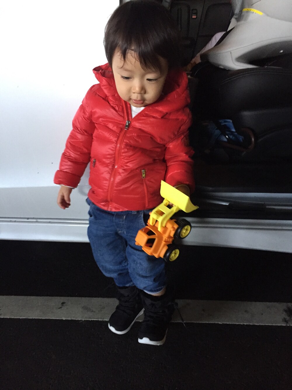 「ダウンジャケット、Diesel、デニム、NIKE、男の子コーデ、カジュアル」｜「DIESELのJARL JACKET（ダウンジャケット/コート、レッド系）」を使った、はなさゆりさん（キッズ・90cm）の冬コーディネートの1枚目の写真