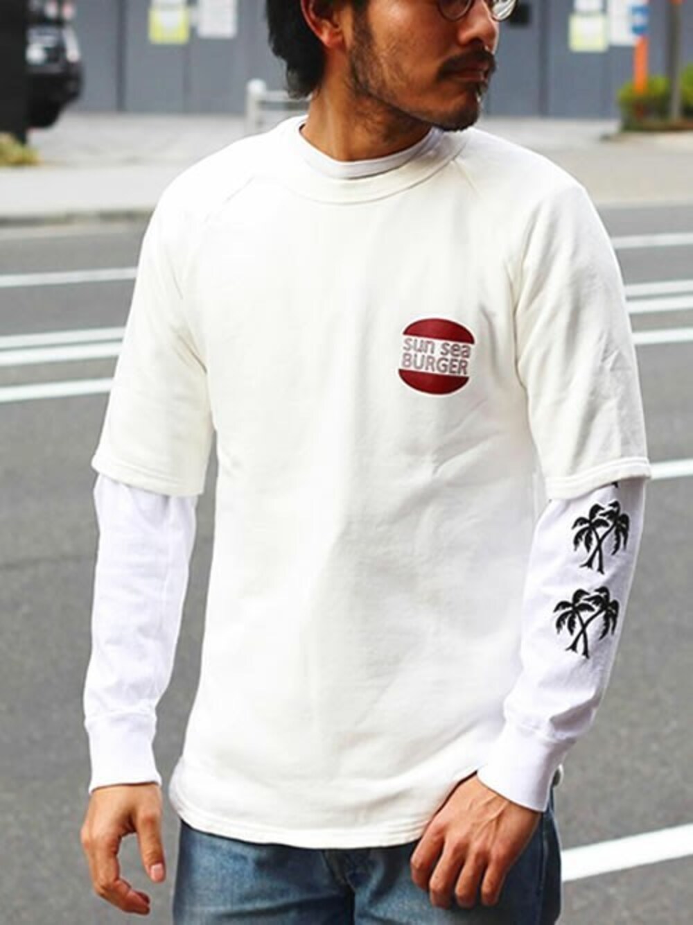 ホワイト系のTシャツ/カットソー、ブルー系のデニムパンツを着用したメンズの春コーディネートの1枚目の写真