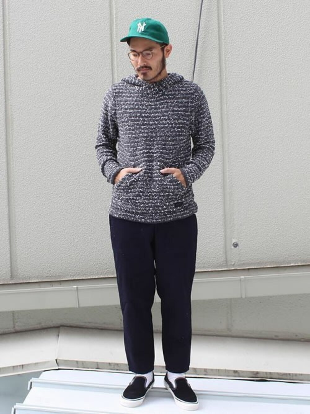 「VANS、CAP、california、カリフォルニア、SURF、winter、LA、DEUS、デウス、CAMP」｜「MOUNTAIN EQUIPMENTのMOUNTAIN EQUIPMENT(マウンテンイクイップメント) / クロップド イージーパンツ 8部丈 ストレッチ素材/ EASY PANTS- BLACK/425417（その他パンツ、ブラック系）」を使った、タータスストアー大阪さん（メンズ・174cm）の秋コーディネートの1枚目の写真