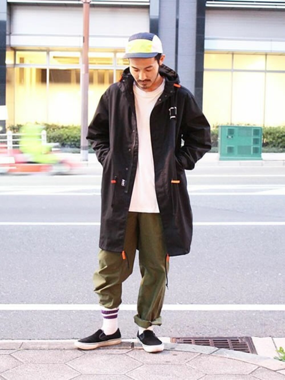 「モッズコート、VANS、カジュアル、アメカジ、ストリート、ラインソックス、ootd、春コーデ、スケートスタイル、outfit」｜「divertのDIVERT ダイバート / モッズコート / D-18 COAT -BLACK x ORANGE（モッズコート、ブラック系）」を使った、タータスストアー大阪さん（メンズ・174cm）の春コーディネートの1枚目の写真