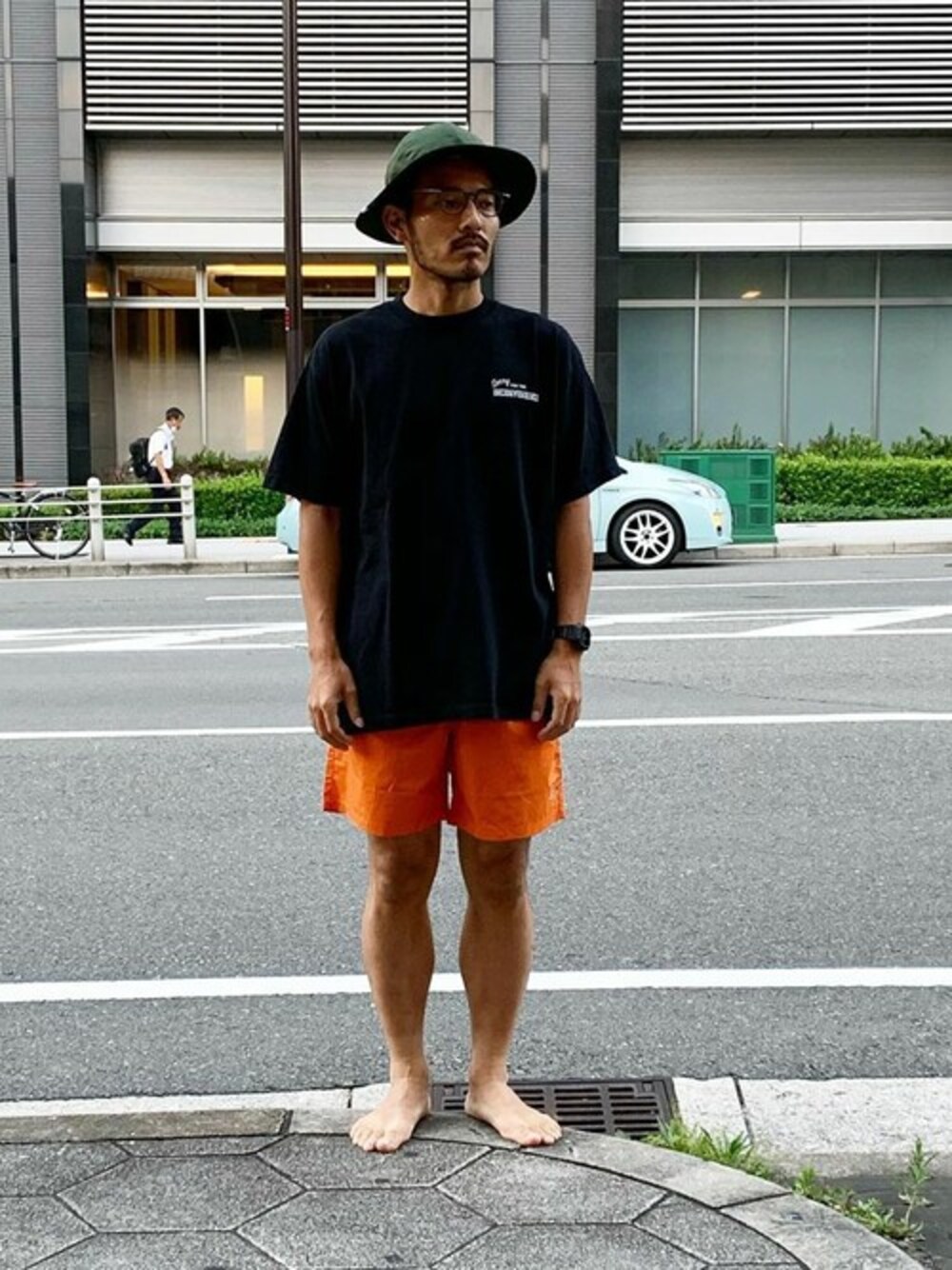 ホワイト系のタンクトップ、オレンジ系のその他パンツ、ブラック系のTシャツ/カットソーを着用したメンズの秋コーディネートの1枚目の写真