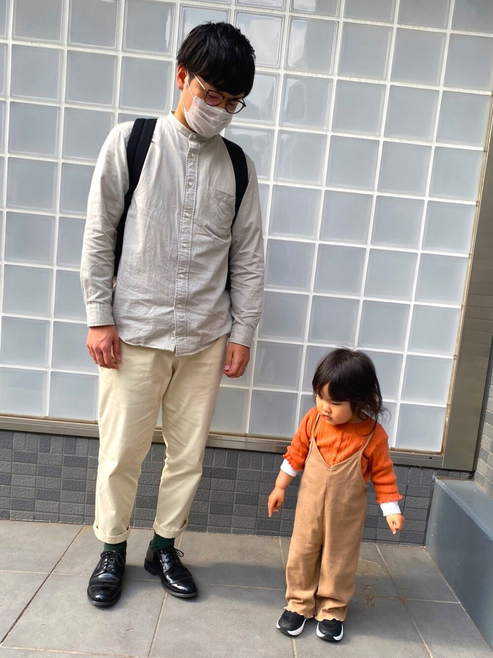 「春、大人カジュアル、休日コーデ、きれいめカジュアル、シンプル、グリーン、GYMPHLEX、sanders、こどもコーデ、UNIQLO」｜「OLIVER PEOPLESのアイテム（メガネ、ブラック系）」を使った、ひこなさん（メンズ・173cm）の春コーディネートの1枚目の写真