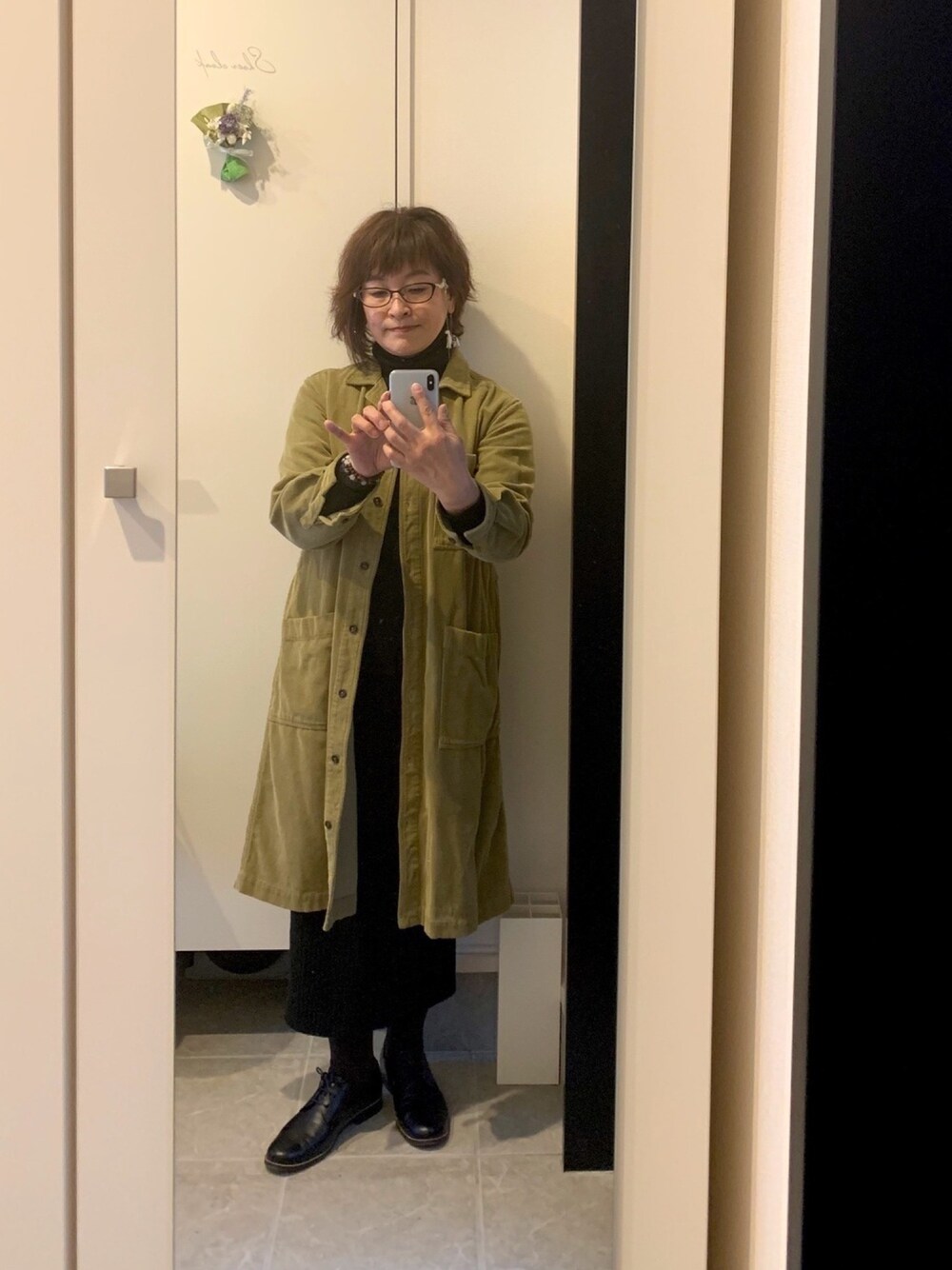 「ブラウン色に染まれ、ainamakana、マーガレット・ハウエル(MARGARET HOWELL)、KAMURO、アイナマカナ、アルパカピアス」｜「MARGARET HOWELLのアイテム（ステンカラーコート、ブラウン系）」を使った、aina・makanaさん（レディース・152cm）の冬コーディネートの1枚目の写真
