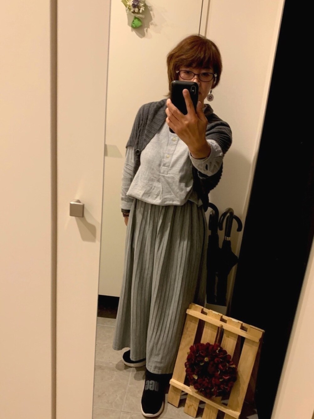 「UGG、ainamakana、今日のコーデ、年末WEAR感謝祭」｜「earth music&ecologyのアイテム（スカート、グレー系）」を使った、aina・makanaさん（レディース・152cm）の冬コーディネートの1枚目の写真