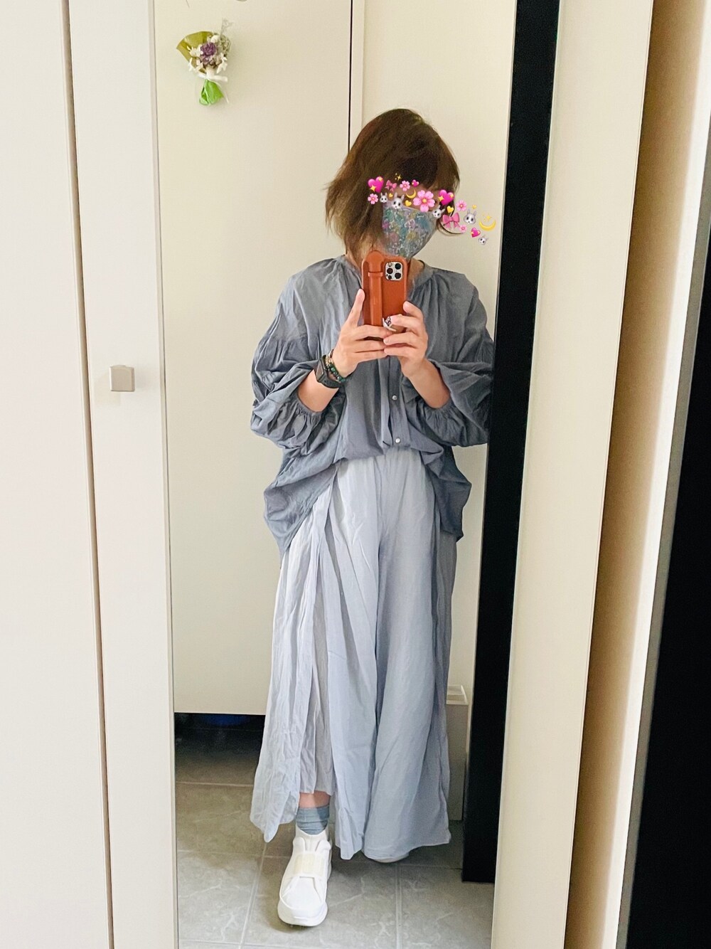 「ジェラピケ、UGG、ルームウェア」｜「earth music&ecologyのアイテム（シャツ/ブラウス、ブルー系）」を使った、aina・makanaさん（レディース・152cm）の春コーディネートの1枚目の写真