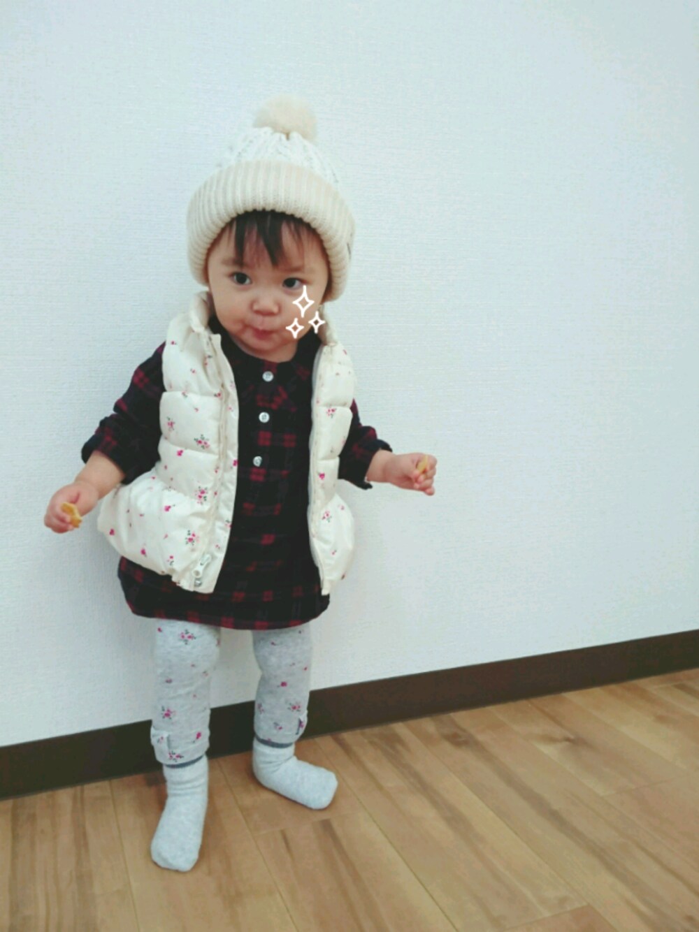 「ベスト、ニット帽、花柄、チェックチュニック、無印良品、女の子、1歳5ヶ月」｜「西松屋のアイテム（ニットキャップ/ビーニー、ブラック系）」を使った、madoさん（キッズ・80cm）の冬コーディネートの1枚目の写真