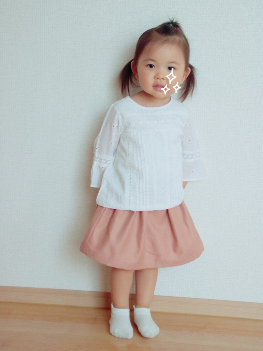 「ギャザースカート、handmade、ホワイト×ピンク、女の子、2歳」｜「母madeのアイテム（スカート、ピンク系）」を使った、madoさん（キッズ・80cm）の秋コーディネートの1枚目の写真