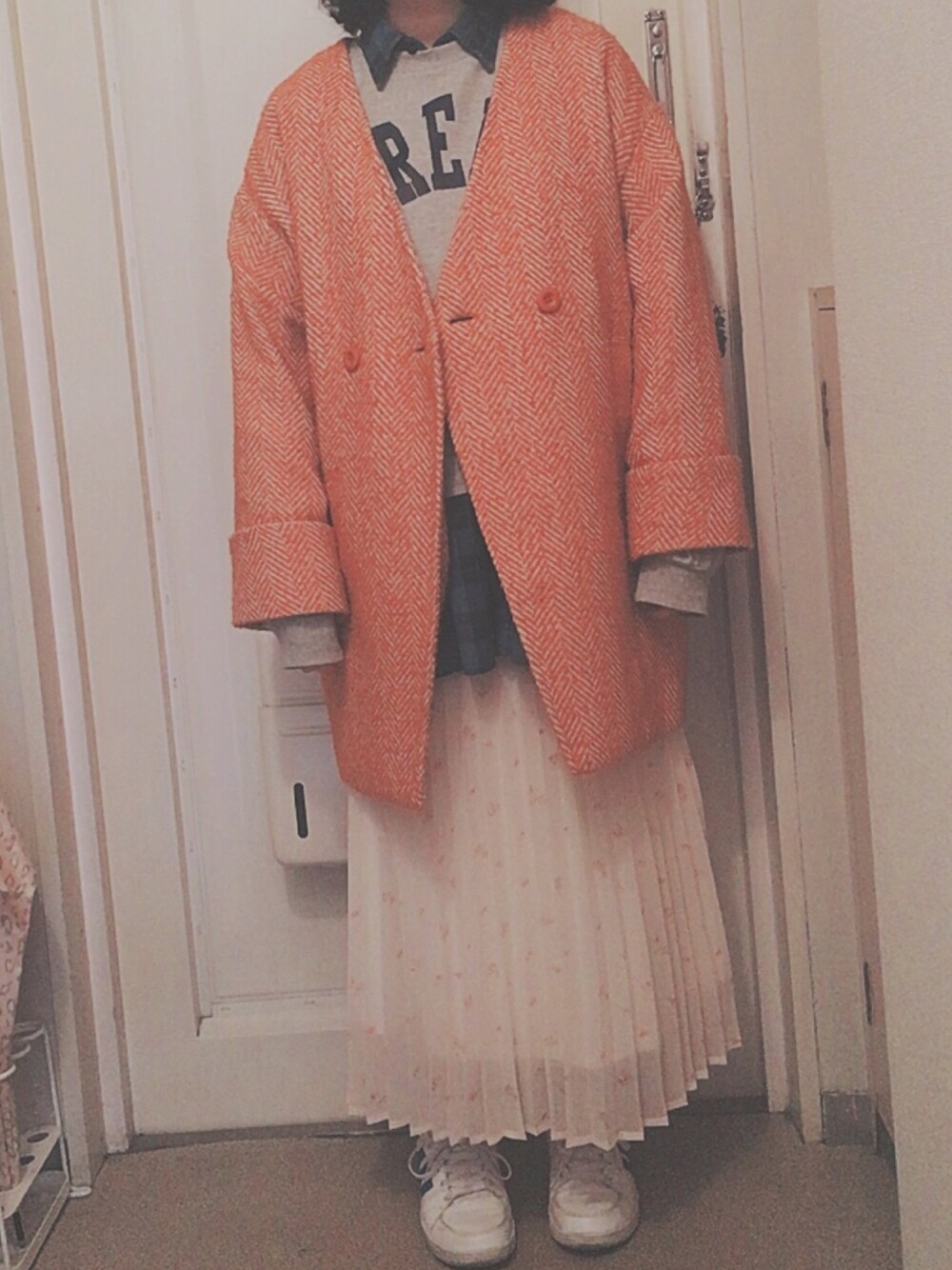 「nice claup、スウェット、古着、PAGEBOY、ノーカラーコート、niko and ...、プリーツスカート」｜「PAGEBOYのビッグヘリンボーンノーカラーコート（その他アウター、オレンジ系）」を使った、N a t s u k i 🐰さん（レディース・157cm）の冬コーディネートの1枚目の写真