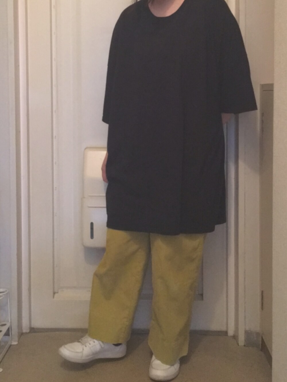 「SPINNS、BigT、coen、コーデュロイ、ワイドパンツ」｜「SPINNSのアイテム（Tシャツ/カットソー、ブラック系）」を使った、N a t s u k i 🐰さん（レディース・157cm）の夏コーディネートの1枚目の写真