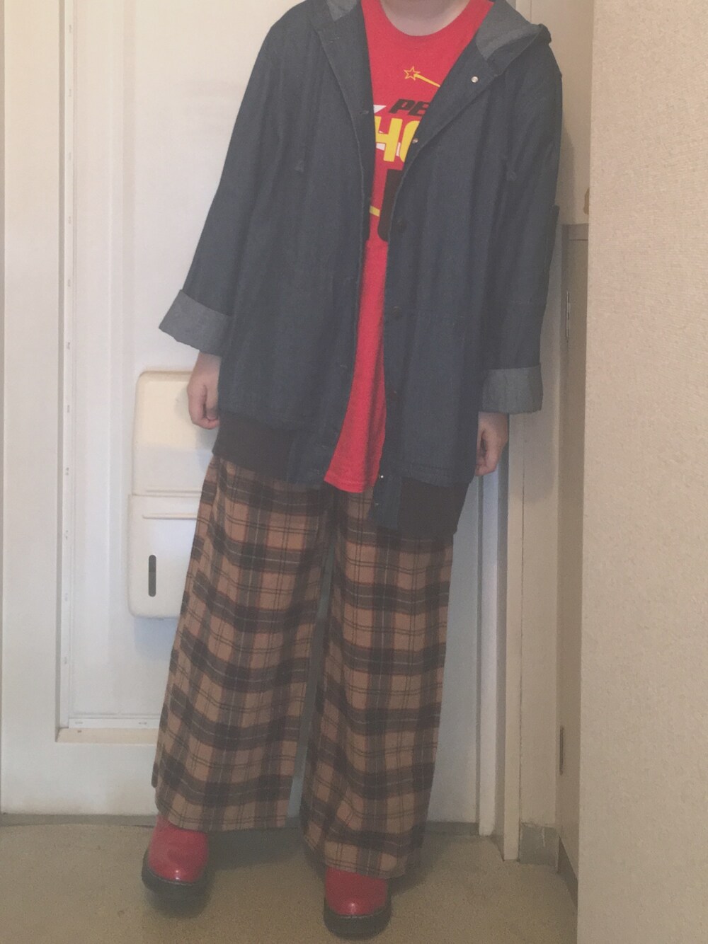 「古着、Tシャツ、サントニブンノイチ、CHIHIROYASUDA、やすだちひろ、デニムジャケット、w closet、チェック」｜「古着のアイテム（Tシャツ/カットソー、レッド系）」を使った、N a t s u k i 🐰さん（レディース・157cm）の秋コーディネートの1枚目の写真
