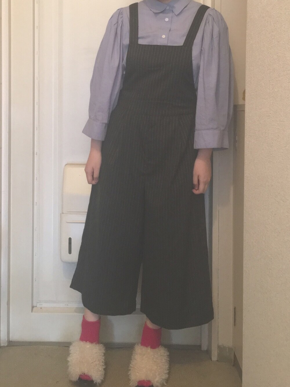 「LOWRYS FARM、シャツ、rivet & surge、サロペット、w closet、ファー、もこもこ」｜「rivet & surgeのアイテム（サロペット/オーバーオール、ブラック系）」を使った、N a t s u k i 🐰さん（レディース・157cm）の秋コーディネートの1枚目の写真