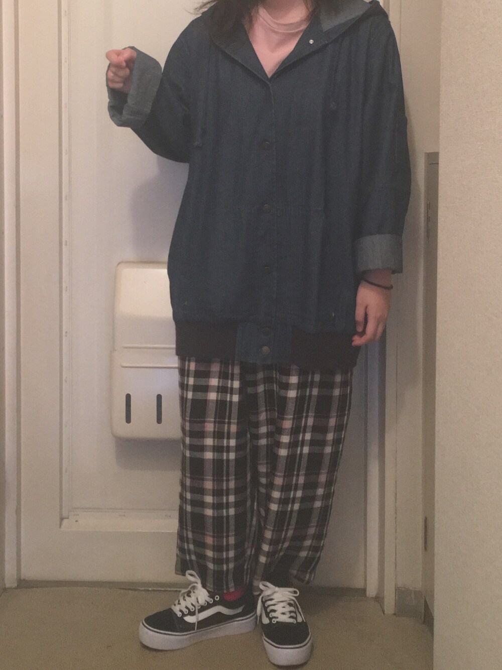 ブルー系のデニムジャケット、その他のその他パンツ、ピンク系のTシャツ/カットソーを着用したレディースの秋コーディネートの1枚目の写真