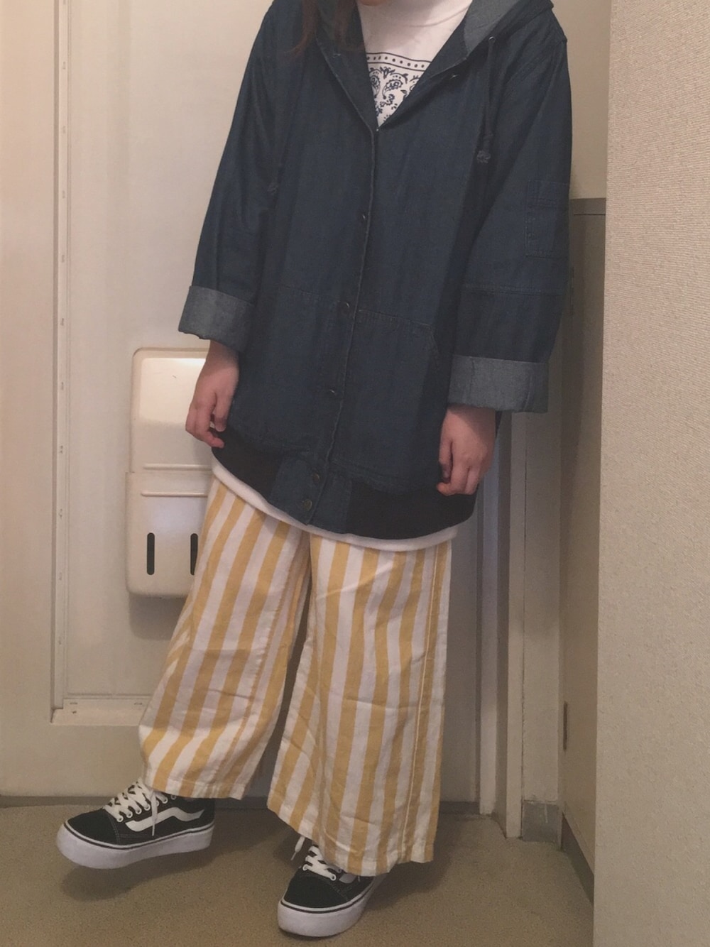 「CHIHIROYASUDA、やすだちひろ、デニムジャケット、nice claup、ペイズリー、LOWRYS FARM、ワイドパンツ、VANS、スニーカー」｜「CHIHIRO YASUDAの【CHIHIRO YASUDA】デニムジャケット（デニムジャケット、ブルー系）」を使った、N a t s u k i 🐰さん（レディース・157cm）の秋コーディネートの1枚目の写真