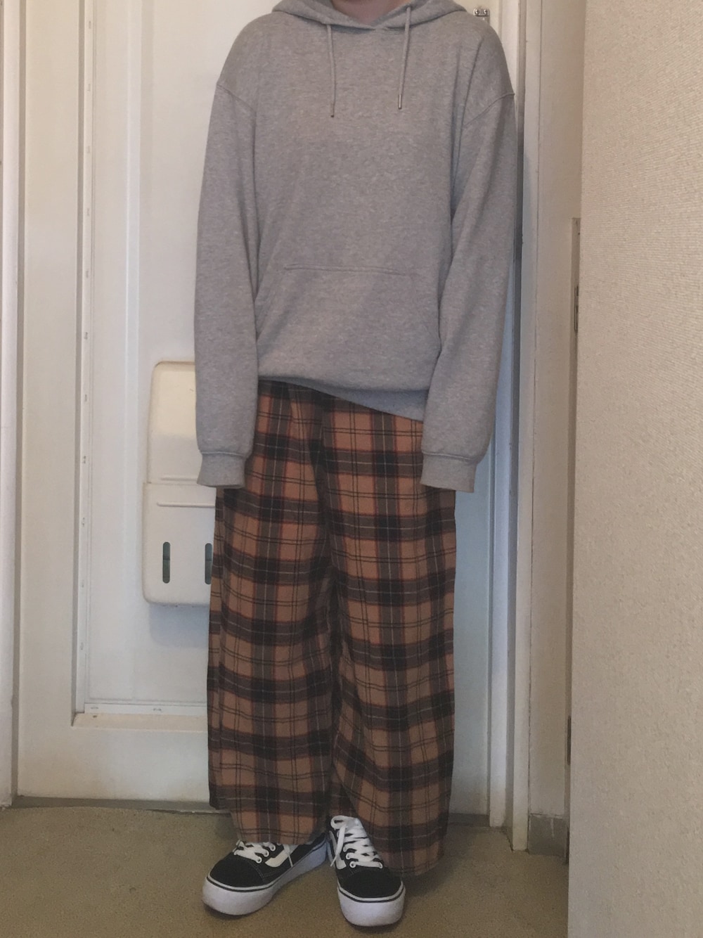 「GU、パーカー、グレー、w closet、チェックパンツ、VANS、スニーカー」｜「GUのアイテム（パーカー、グレー系）」を使った、N a t s u k i 🐰さん（レディース・157cm）の秋コーディネートの1枚目の写真