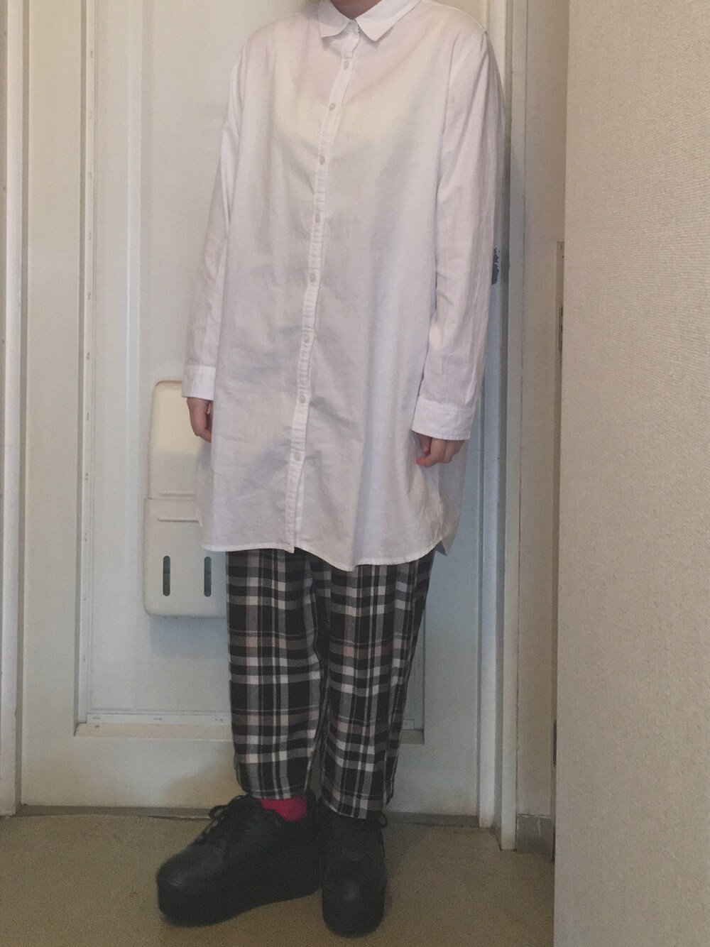 ホワイト系のシャツ/ブラウス、その他のその他パンツ、ブラック系のスニーカーを着用したレディースの秋コーディネートの1枚目の写真