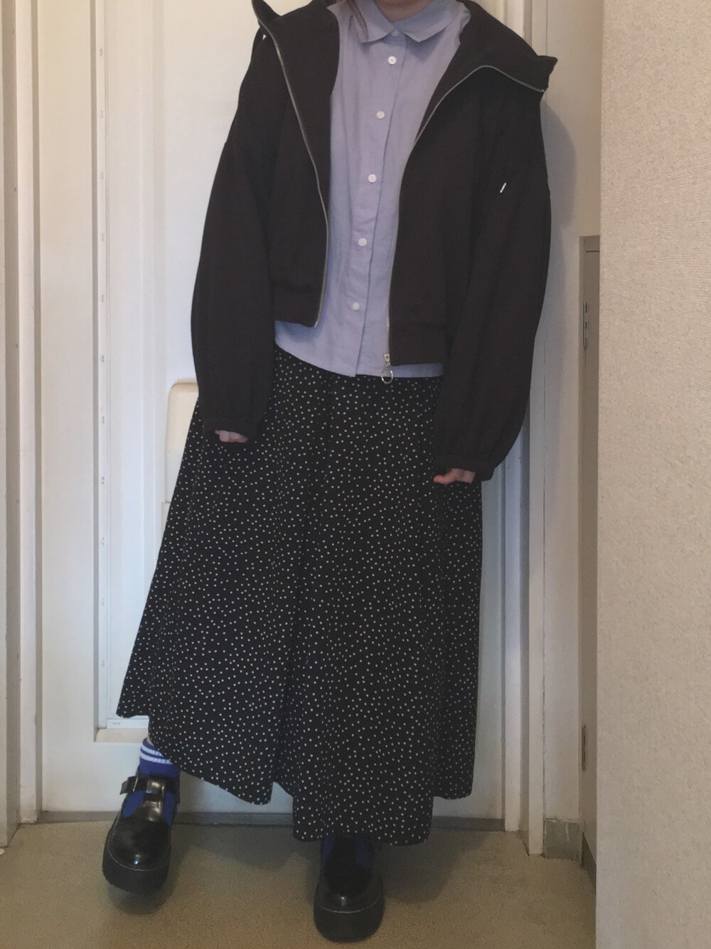 「LOWRYS FARM、シャツ、w closet、ドロップショルダー、パーカー、Ray Cassin、ドット、スカンツ」｜「w closetのドロップショルダーZIPアップパーカー（パーカー、ブラック系）」を使った、N a t s u k i 🐰さん（レディース・157cm）の秋コーディネートの1枚目の写真